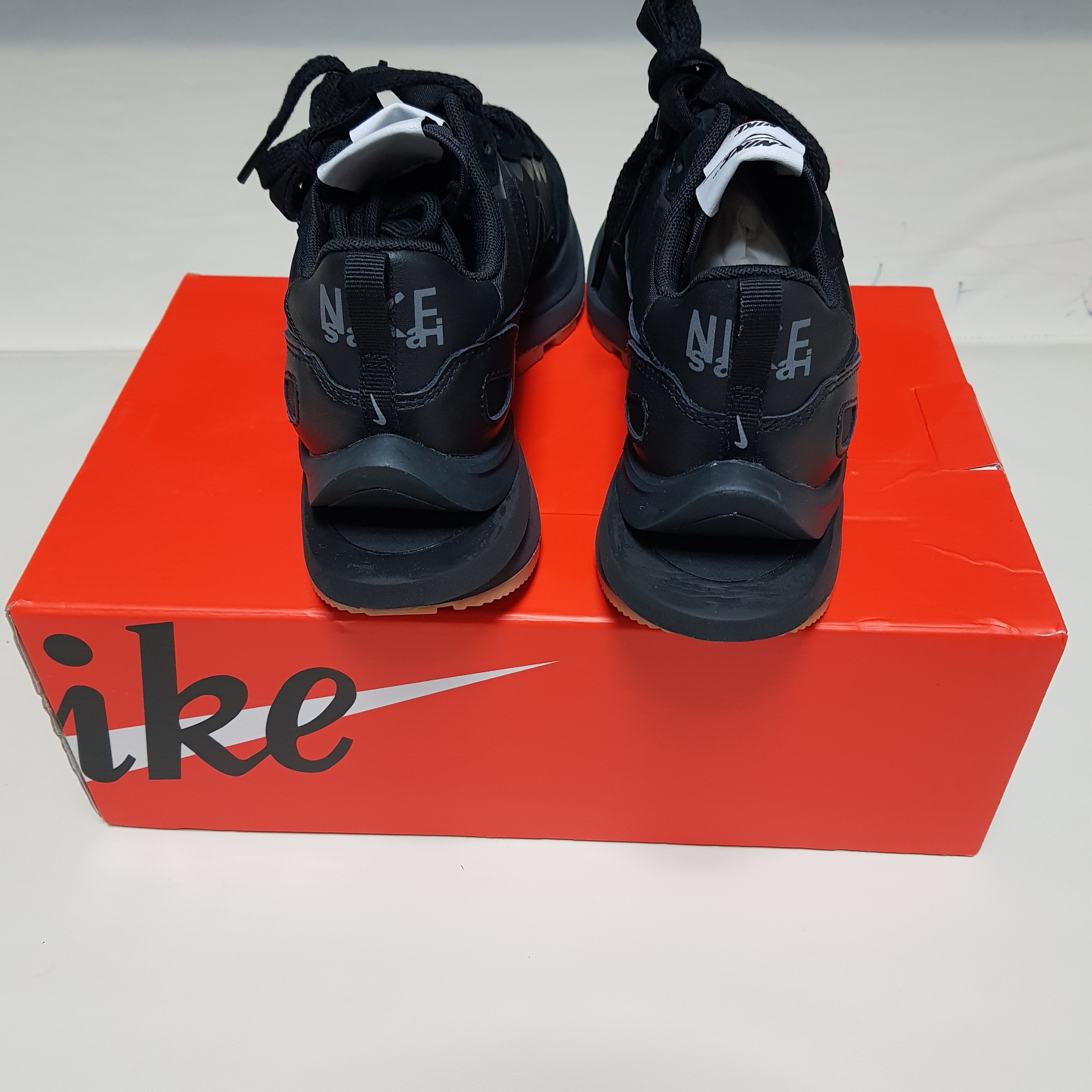 Nike x Sacai VaporWaffle Black and Gum 착용 스타일 - 5