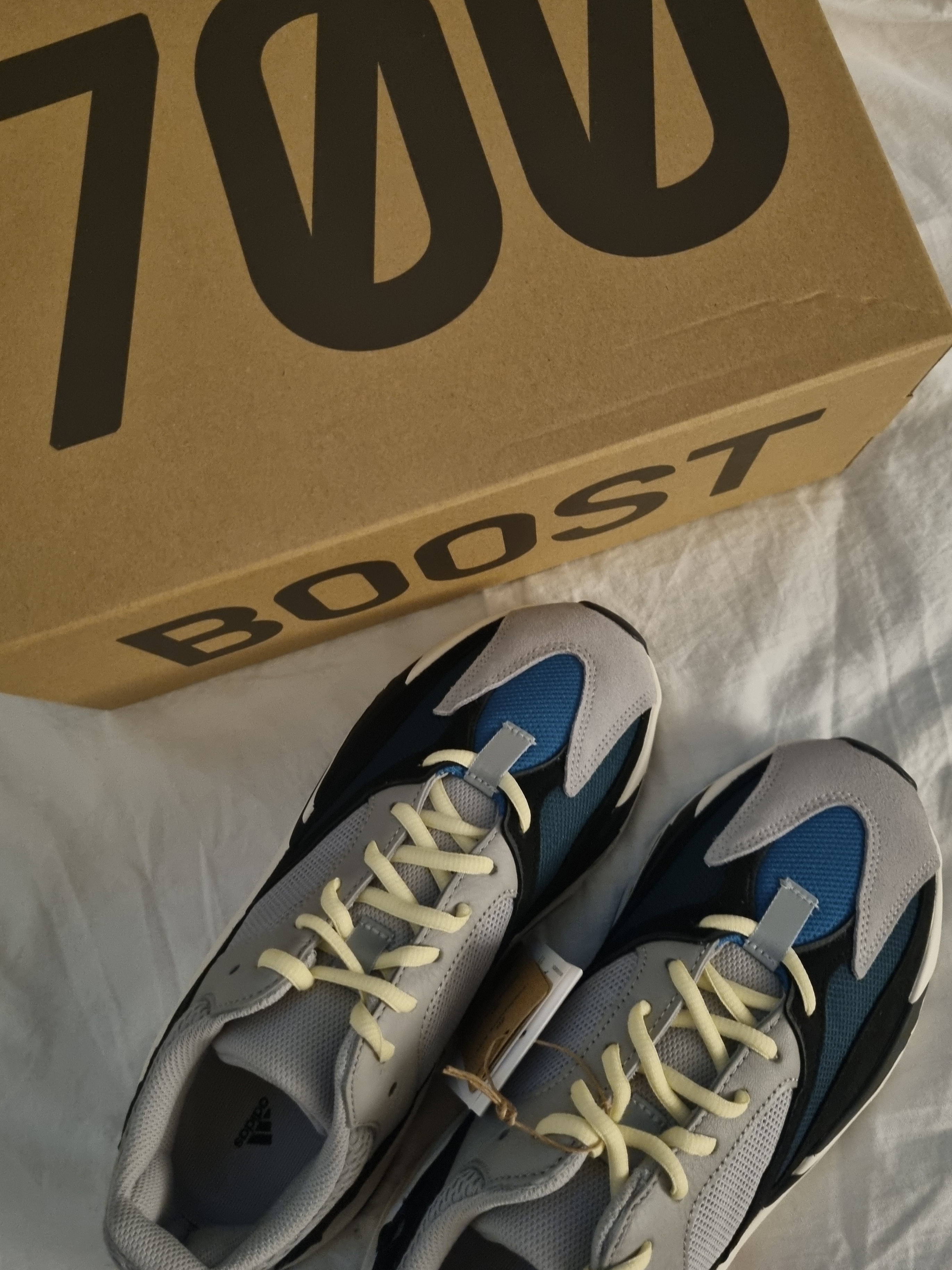 Adidas Yeezy Boost 700 Wave Runner Solid Grey 2021/2022 착용 스타일