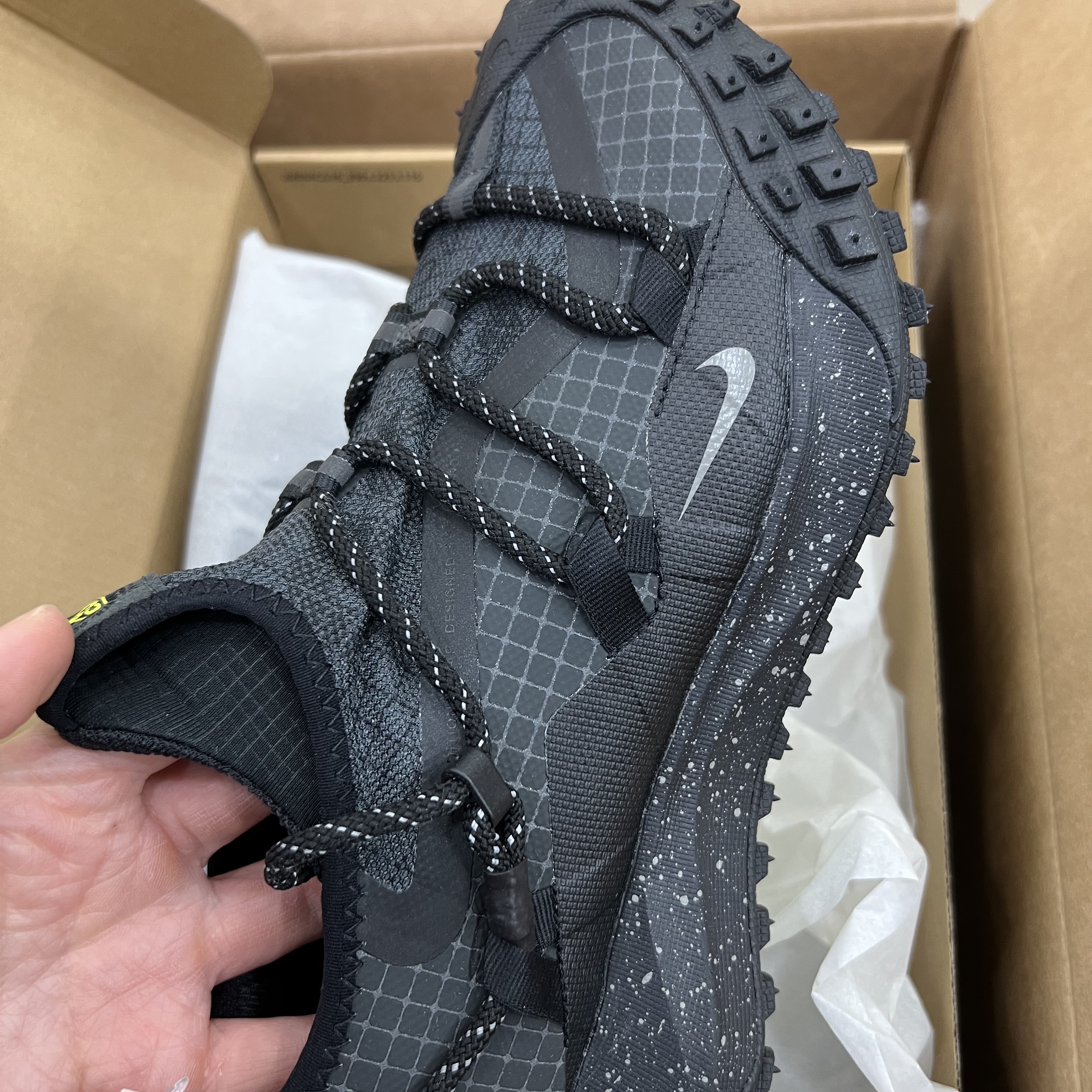 Nike ACG Mountain Fly Low Gore-Tex SE Dark Smoke Grey 착용 스타일 - 2
