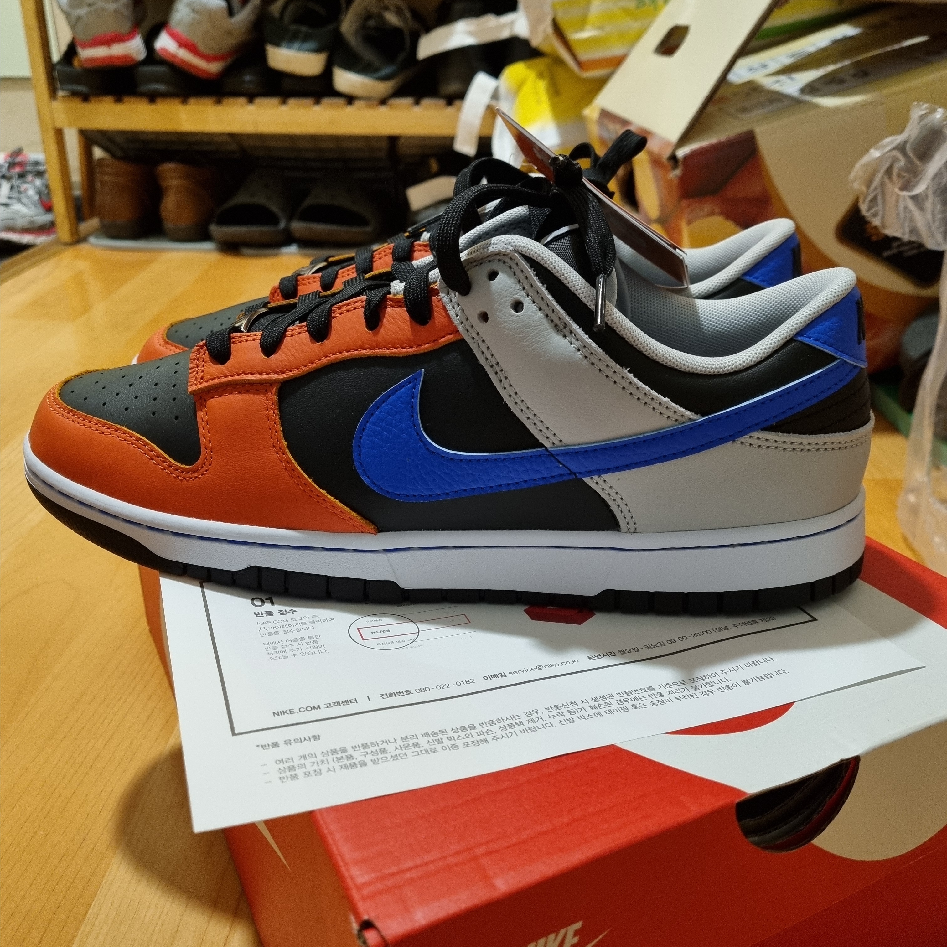 Nike x NBA Dunk Low Retro EMB Racer Blue and Orange 착용 스타일 - 3