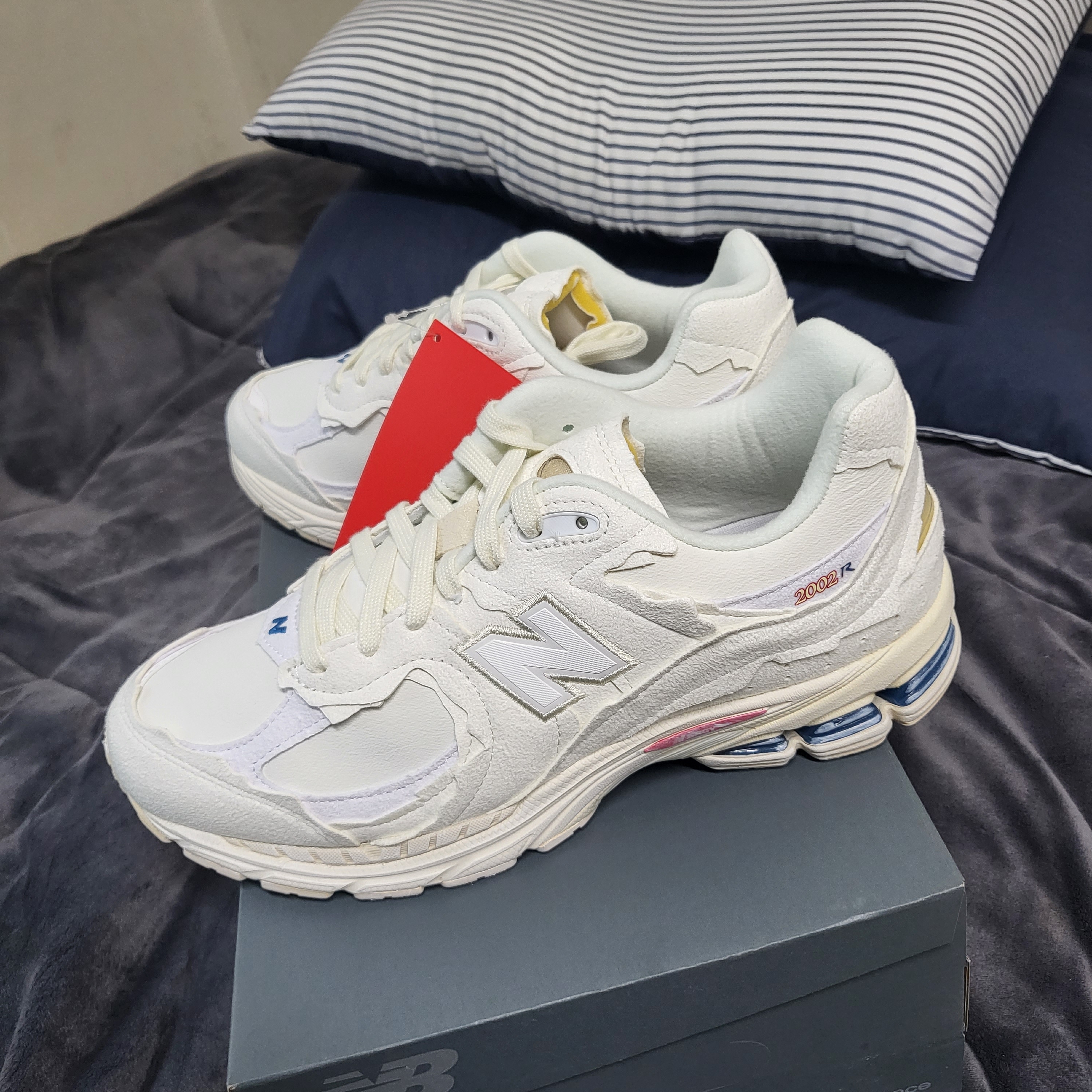 New Balance 2002R Protection Pack Sea Salt 착용 스타일