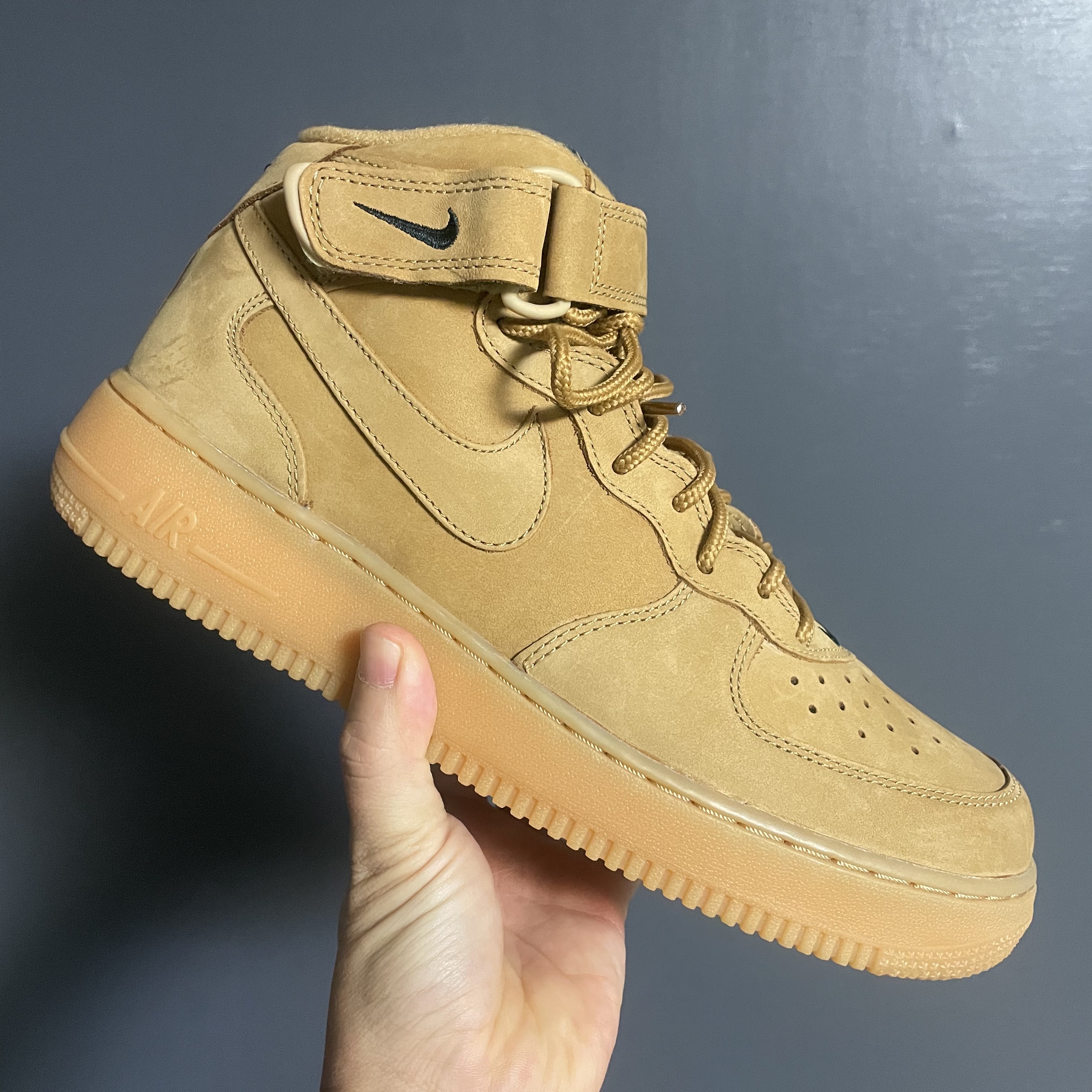 Nike Air Force 1 Mid Flax and Outdoor Green 착용 스타일