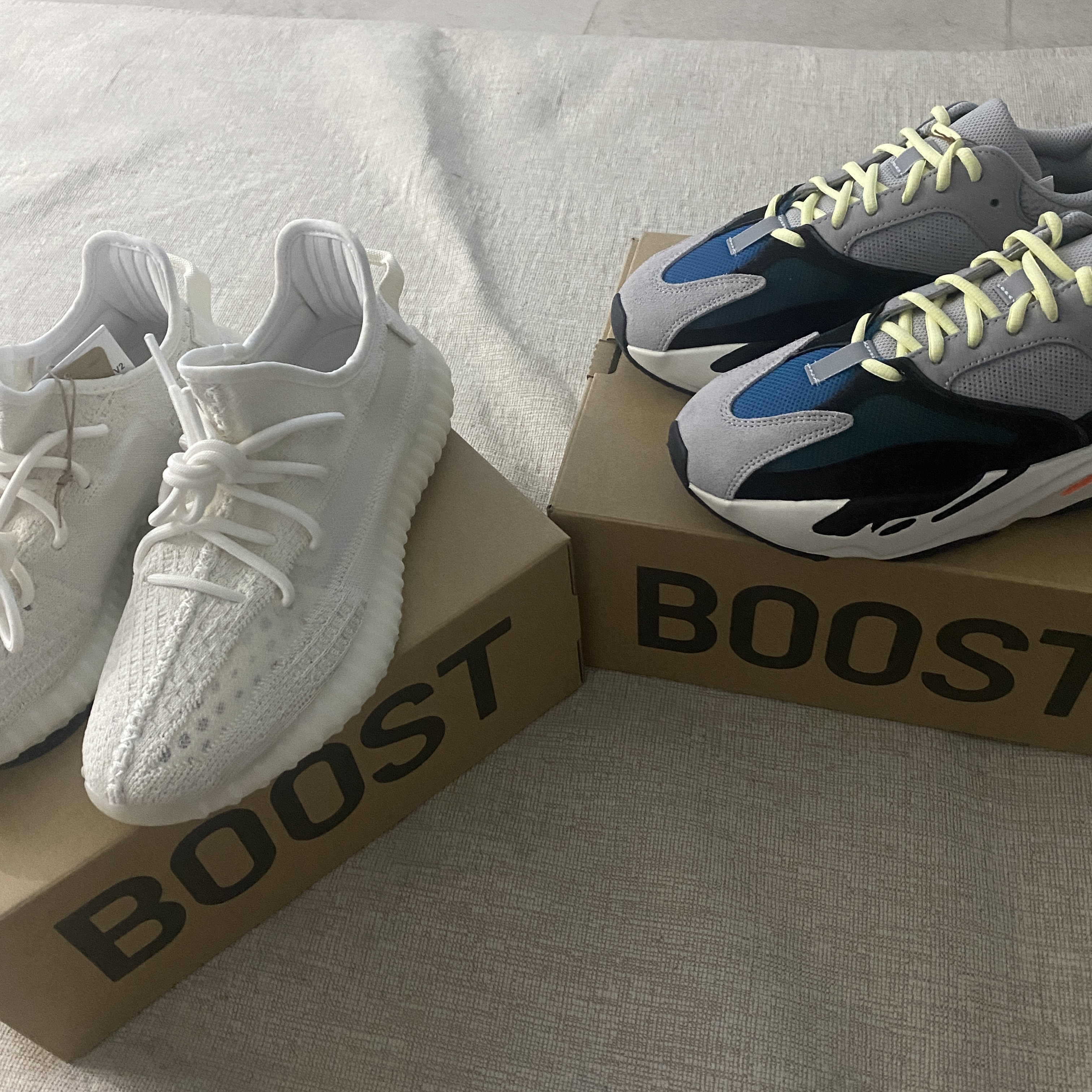 Adidas Yeezy Boost 350 V2 Bone, Adidas Yeezy Boost 700 Wave Runner Solid Grey 2021/2022 착용 스타일