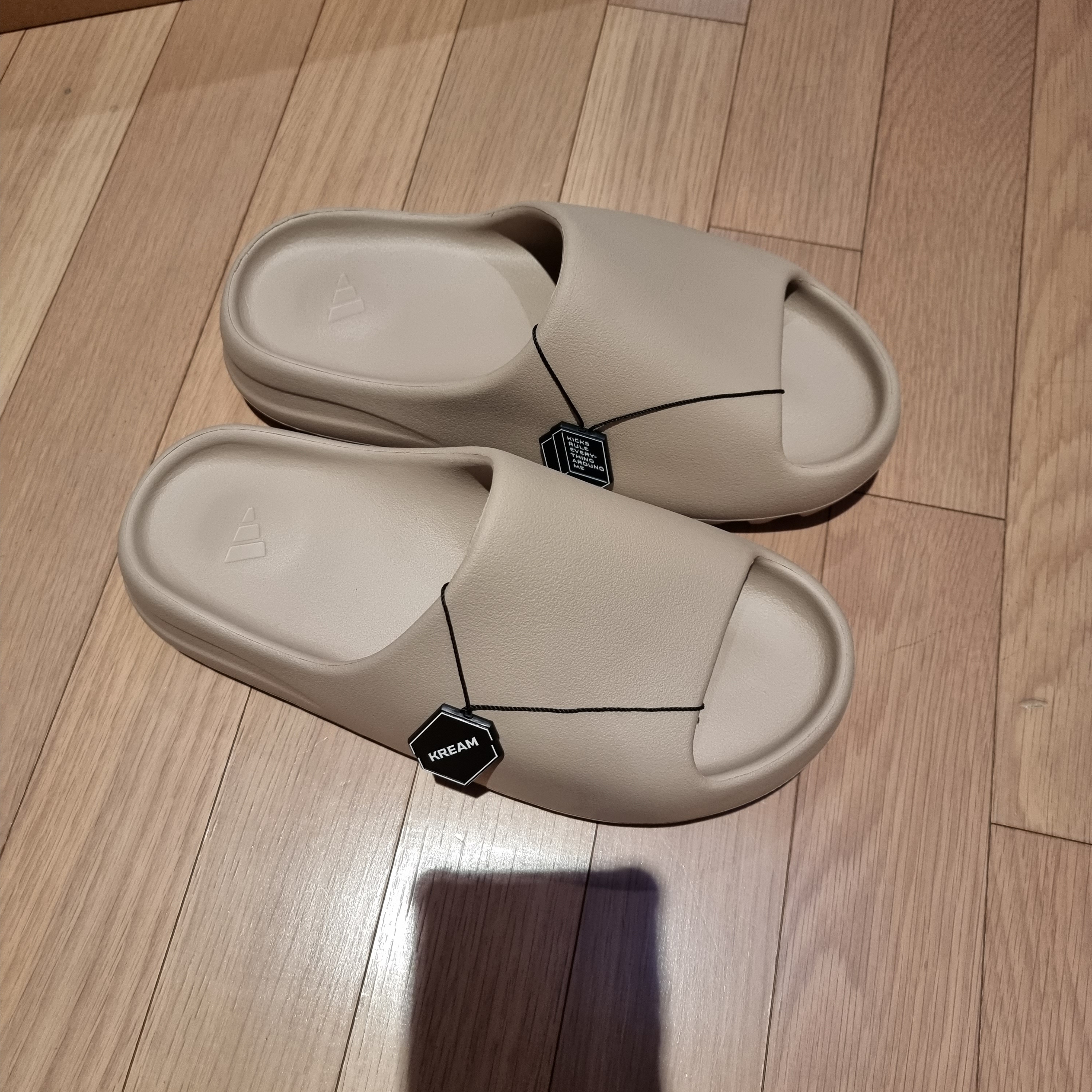 Adidas Yeezy Slide Pure - Re-Release Ver. 착용 스타일 - 3