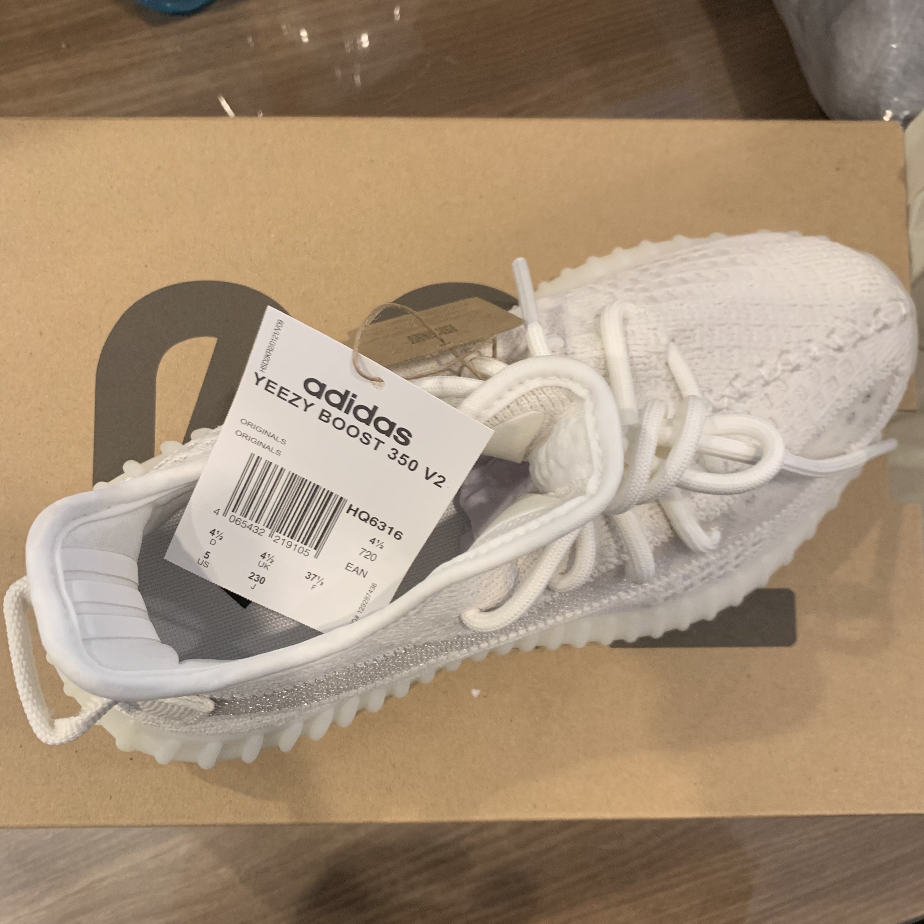 Adidas Yeezy Boost 350 V2 Bone 착용 스타일 - 4