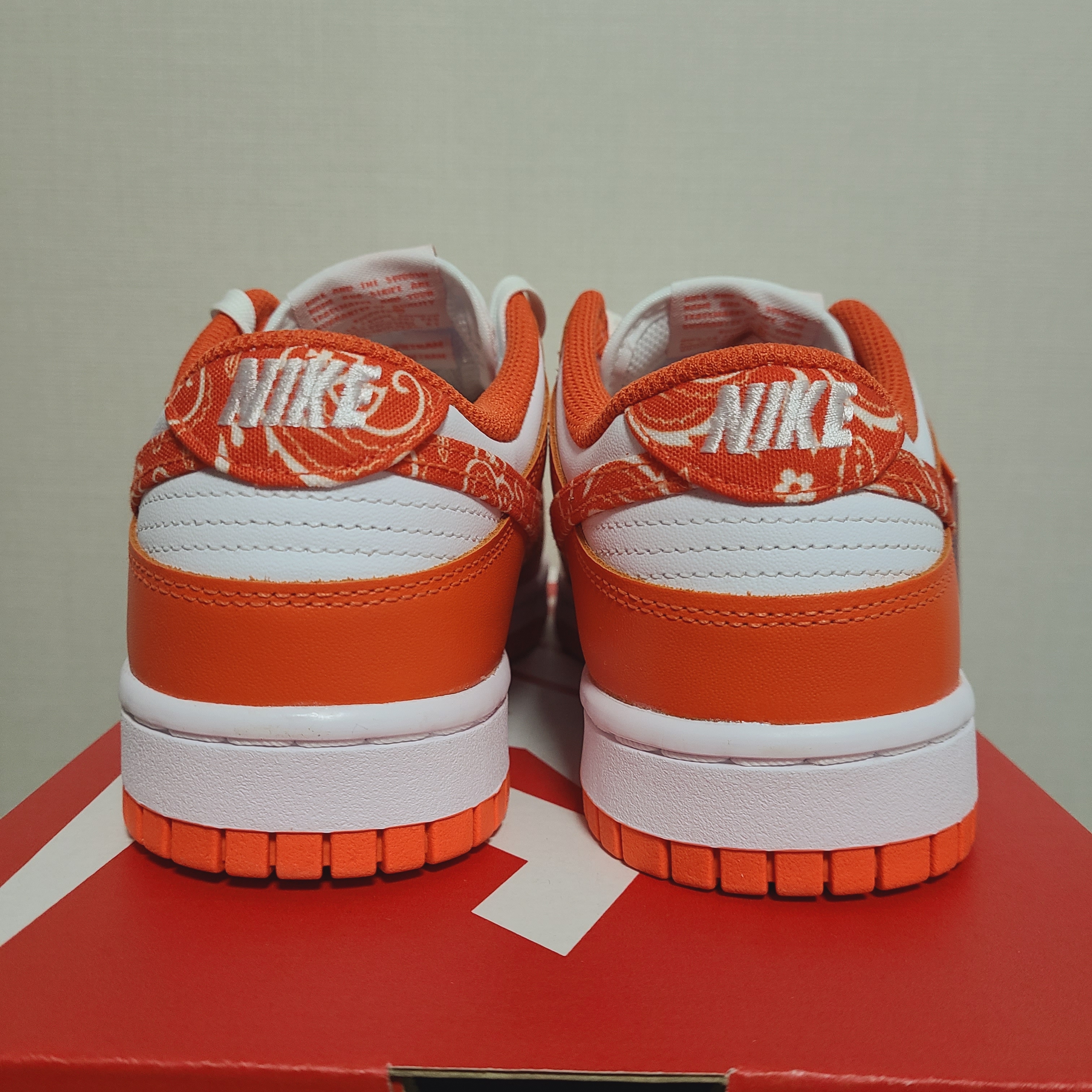 (W) Nike Dunk Low Essential Orange Paisley 착용 스타일 - 4