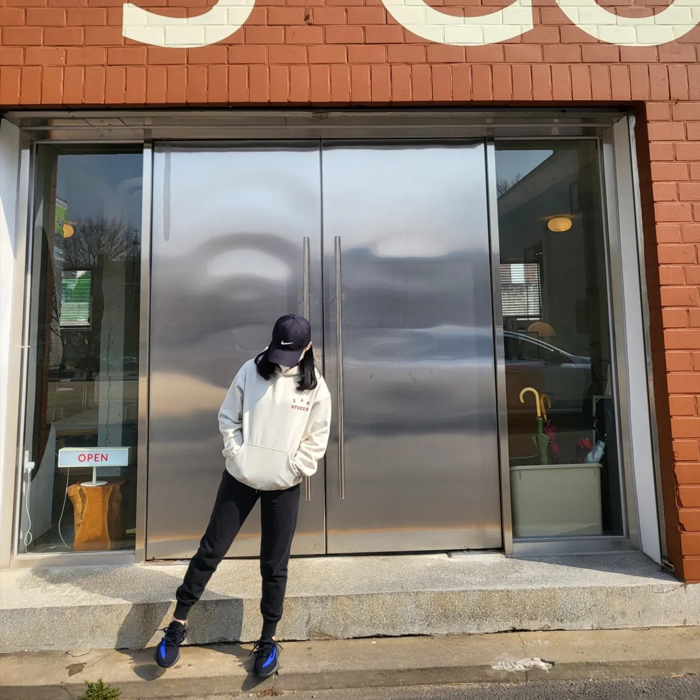 IAB Studio Hoodie Oatmeal Burgundy, Adidas Yeezy Boost 350 V2 Dazzling Blue 착용 스타일 - 4