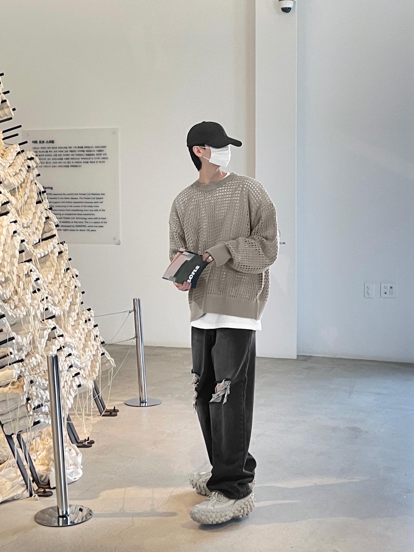 Balenciaga Defender Sneakers Beige 착용 스타일 - 3