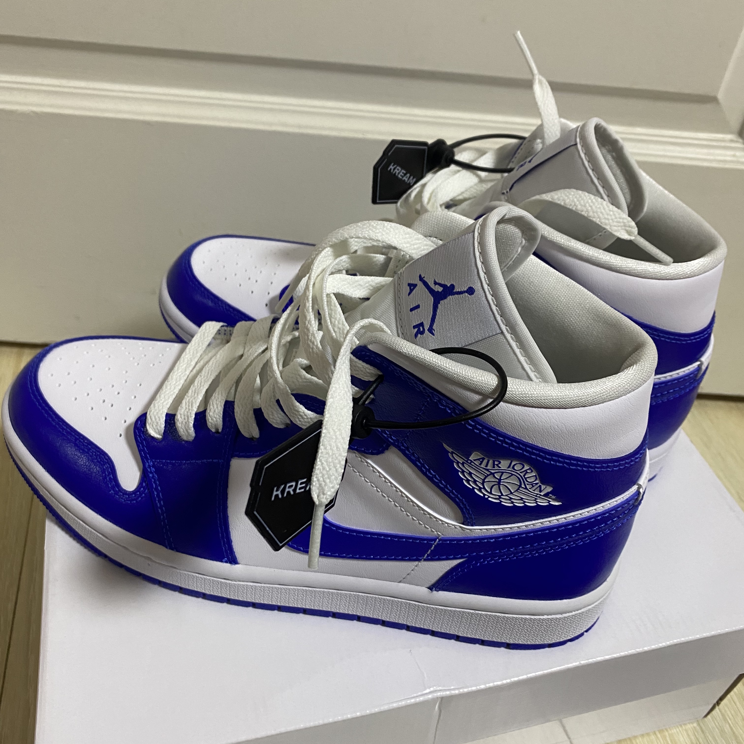 (W) Jordan 1 Mid White Hyper Royal 착용 스타일 - 1