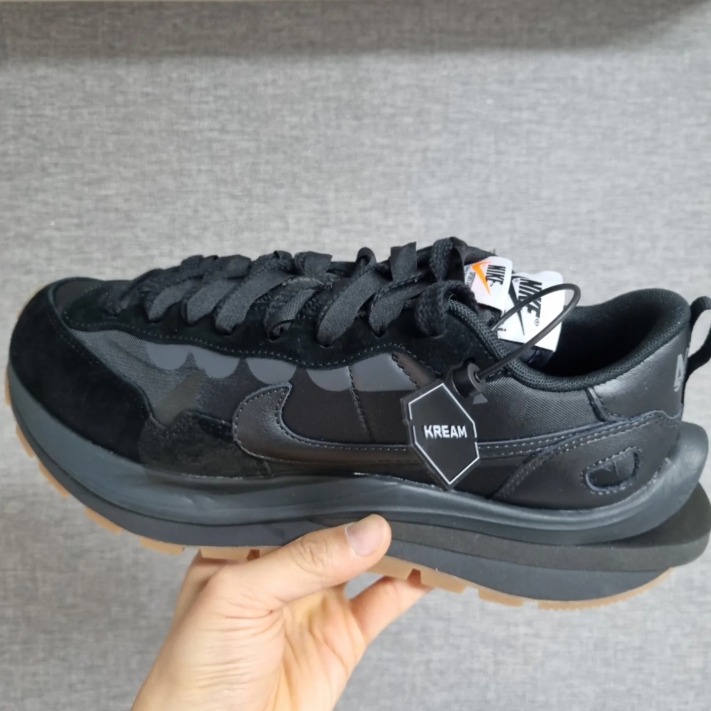 Nike x Sacai VaporWaffle Black and Gum 착용 스타일 - 1