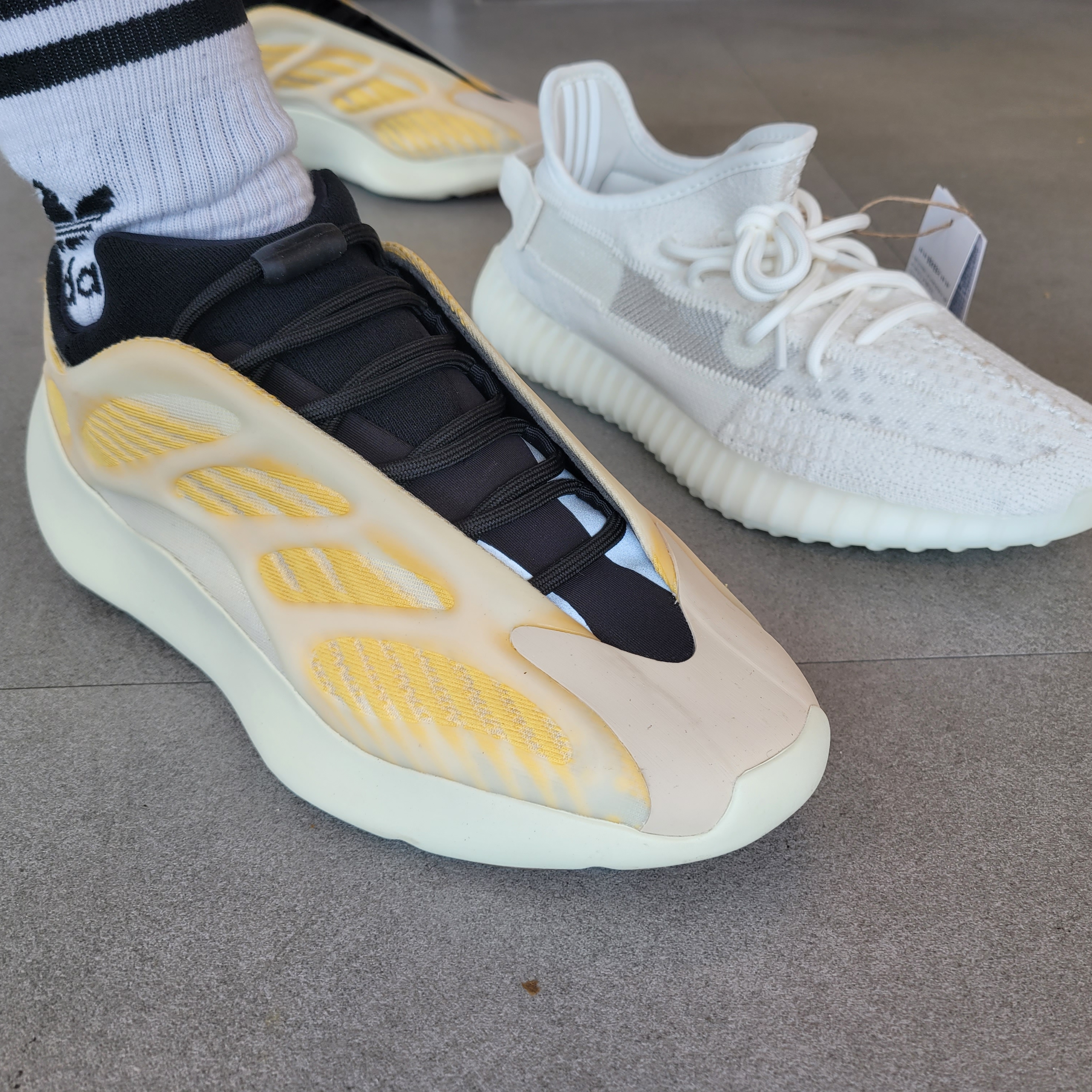 Adidas Yeezy 700 V3 Mono Safflower, Adidas Yeezy Boost 350 V2 Bone 착용 스타일 - 1