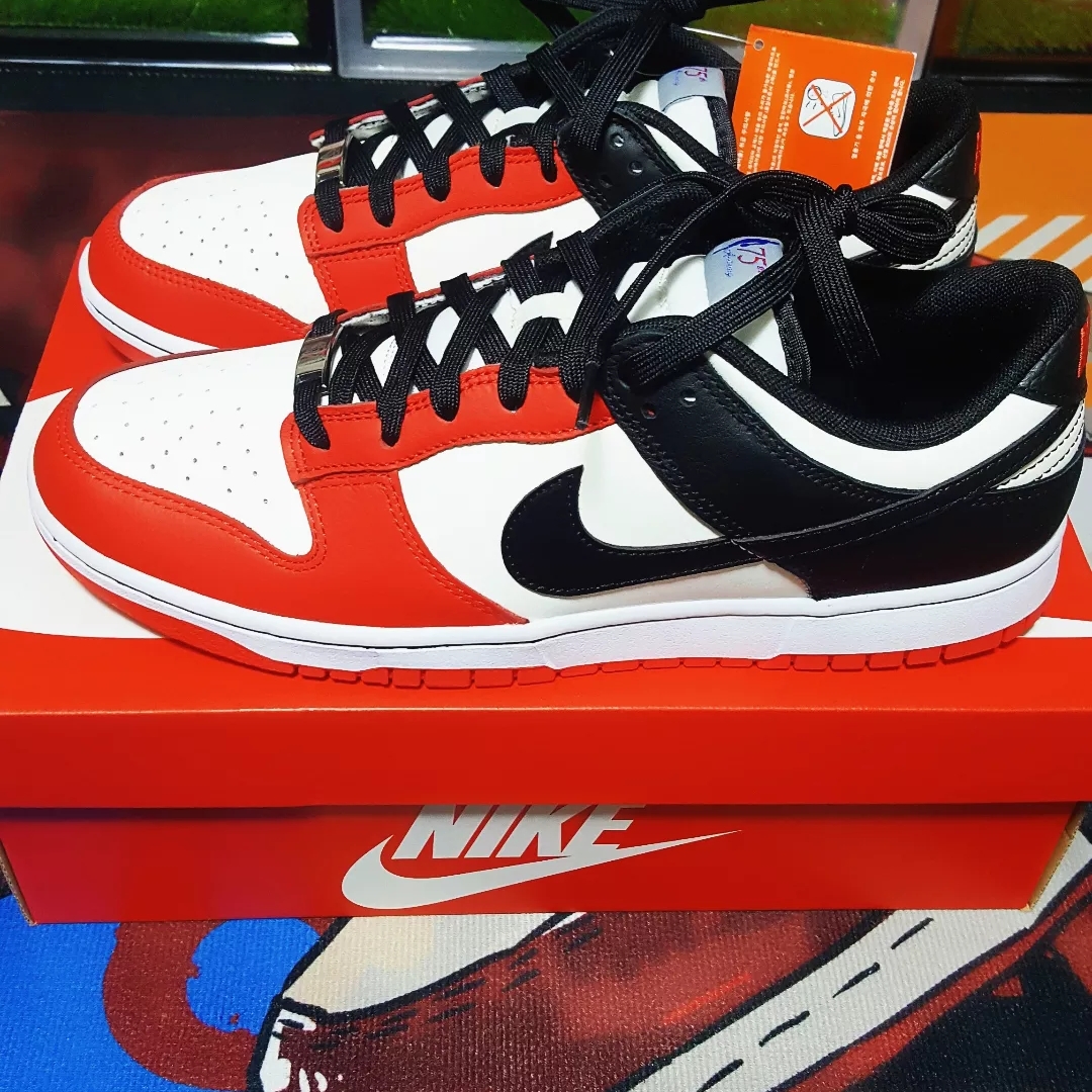 Nike x NBA Dunk Low Retro EMB Black and Chile Red 착용 스타일 - 2