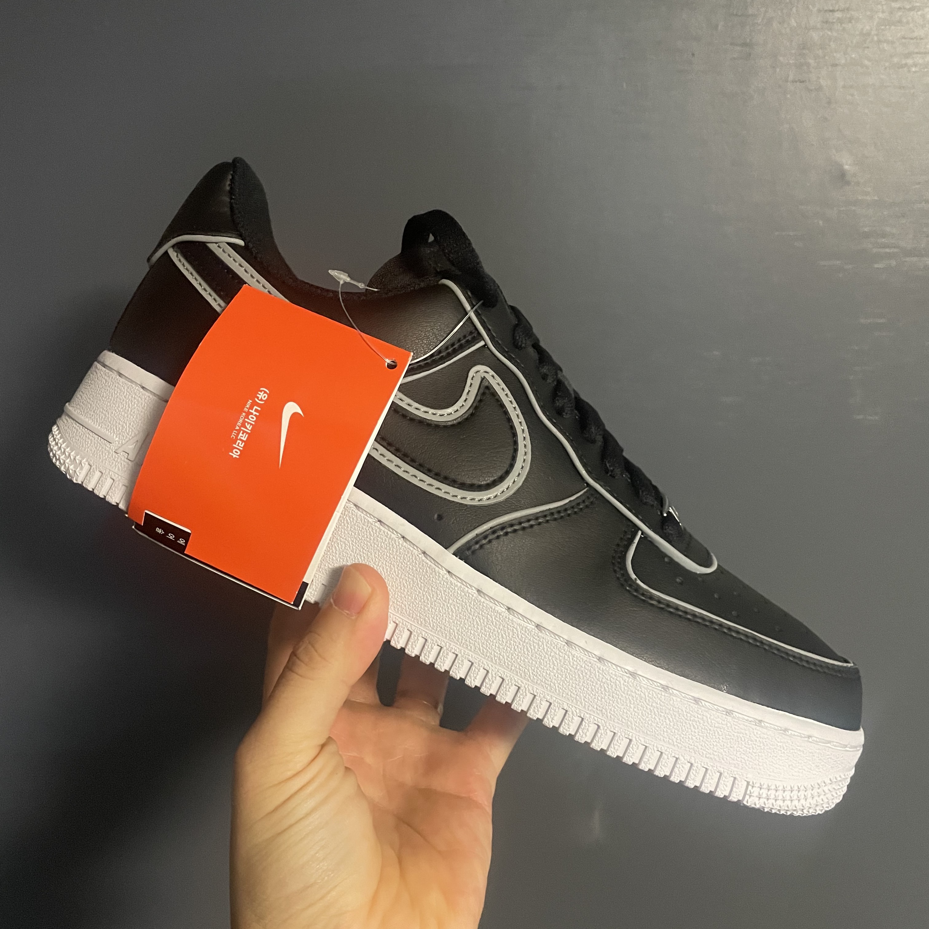 Nike Air Force 1 '07 LV8 Black White 착용 스타일