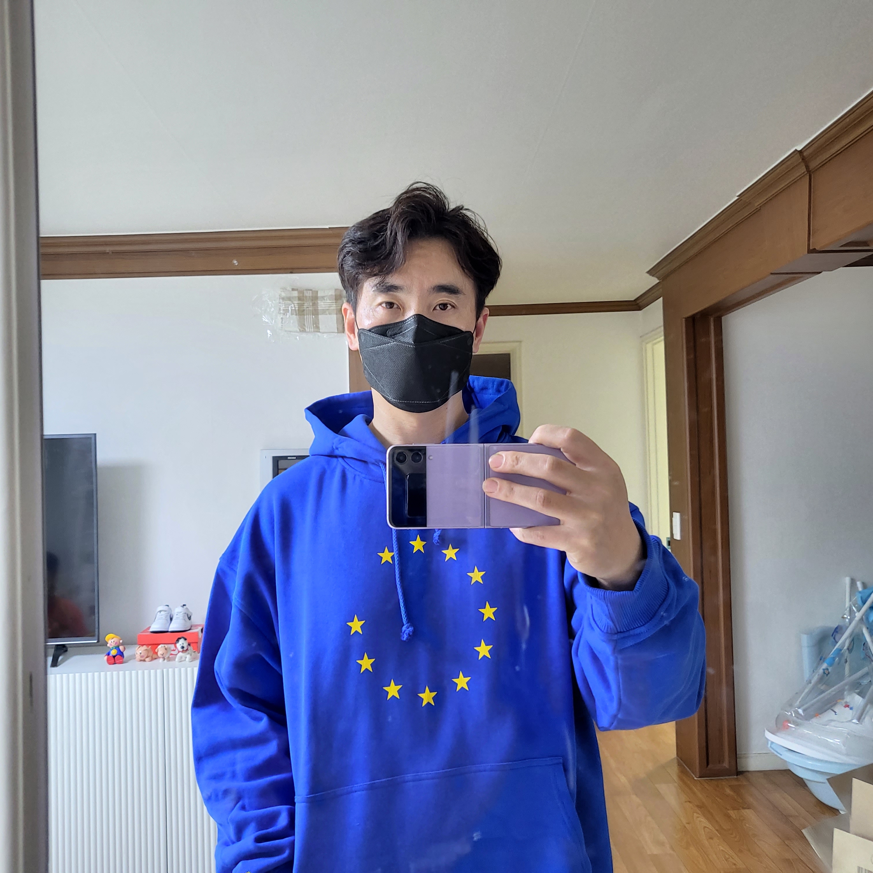 Souvenir Official Eunify Classic Hoodie Blue 착용 스타일