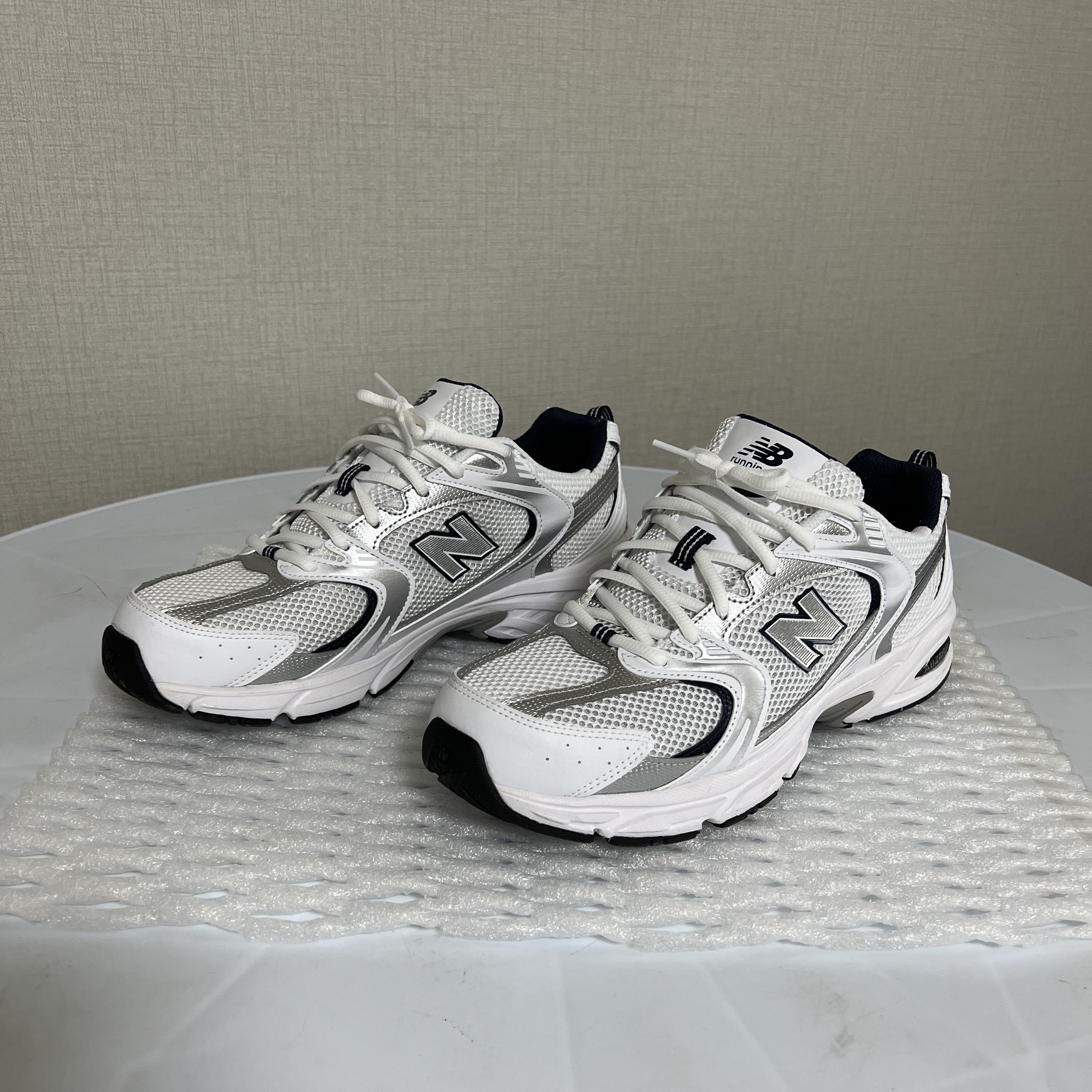New Balance 530 White 착용 스타일 - 3