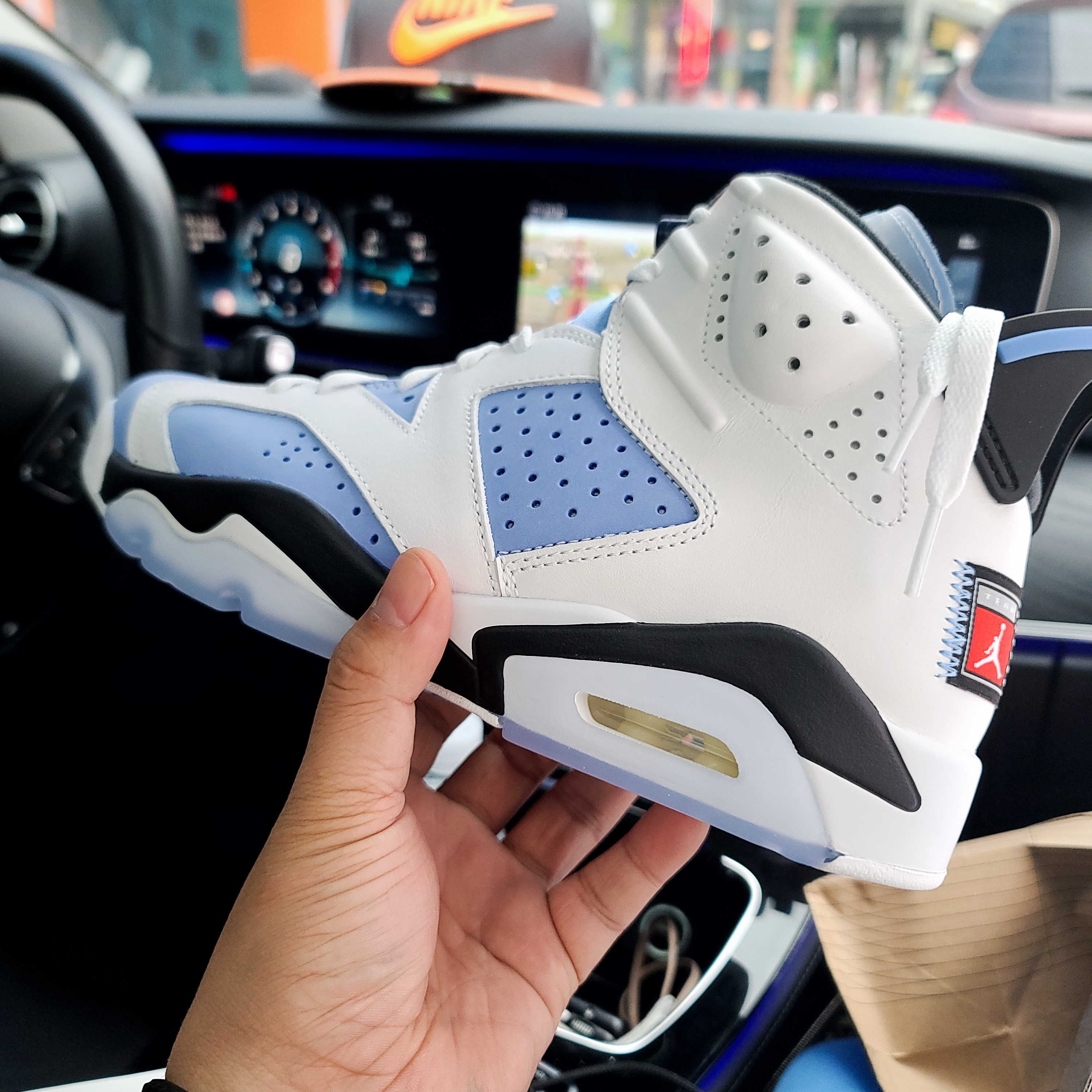 Jordan 6 Retro University Blue 착용 스타일 - 3