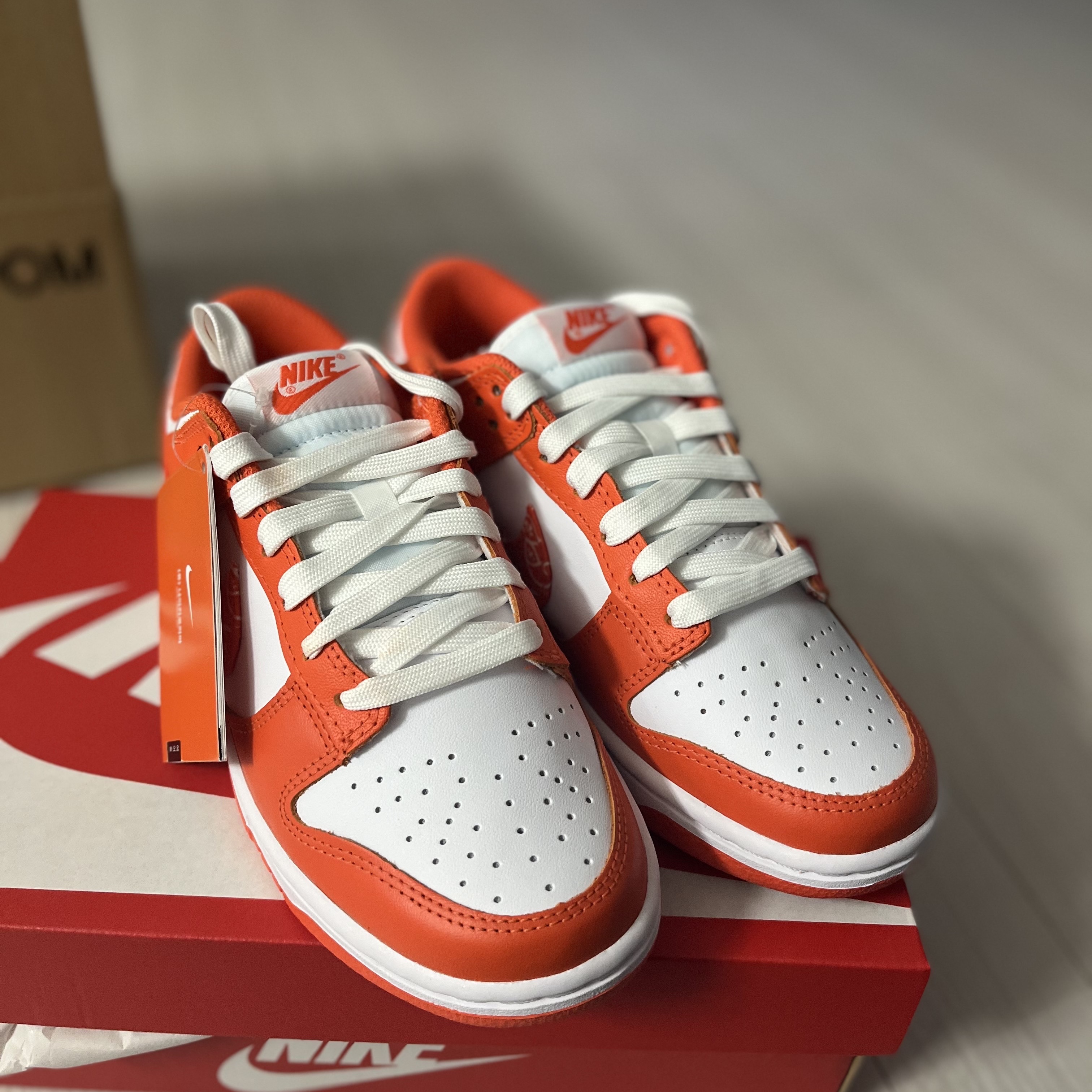 (W) Nike Dunk Low Essential Orange Paisley 착용 스타일
