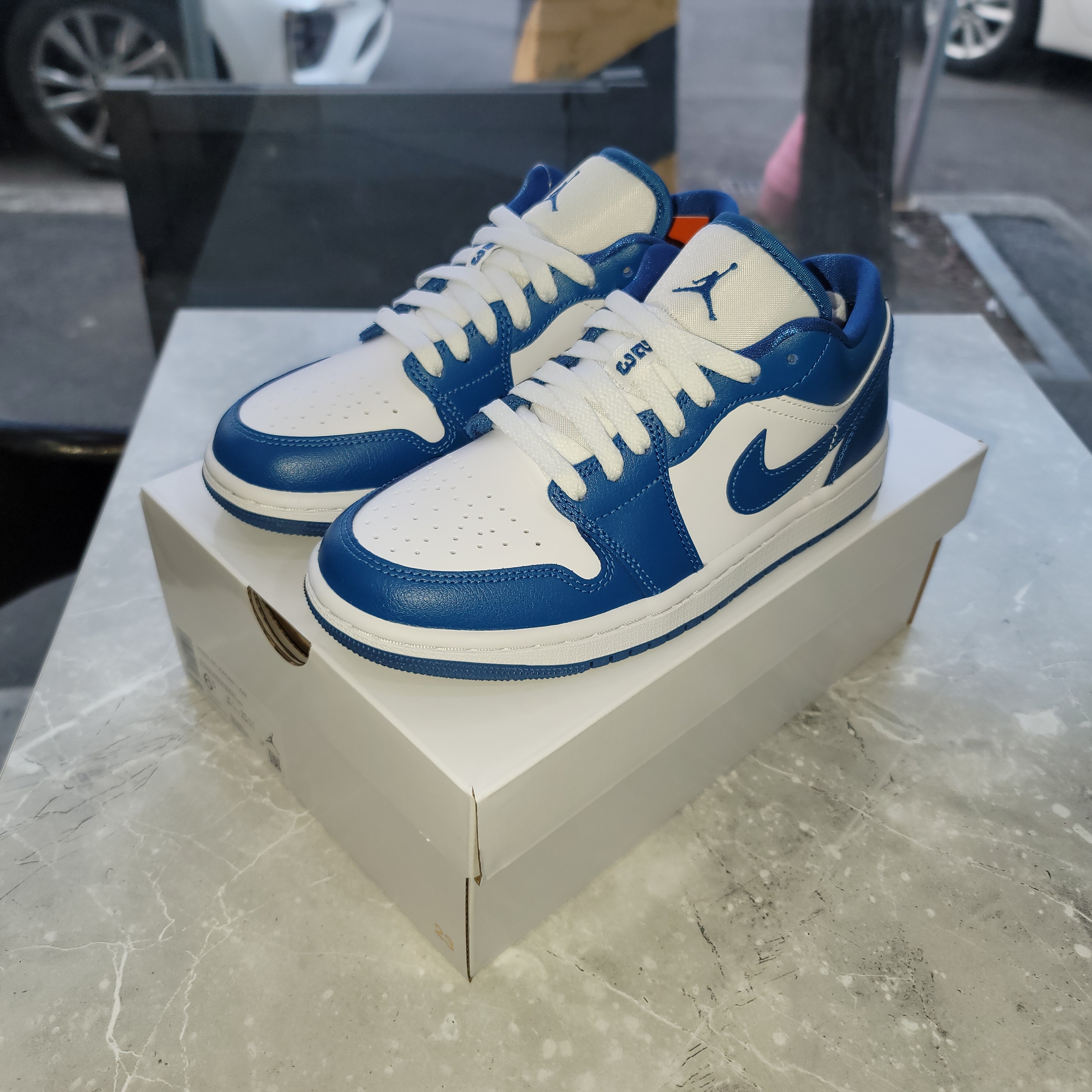 (W) Jordan 1 Low White Dark Marina Blue 착용 스타일 - 1