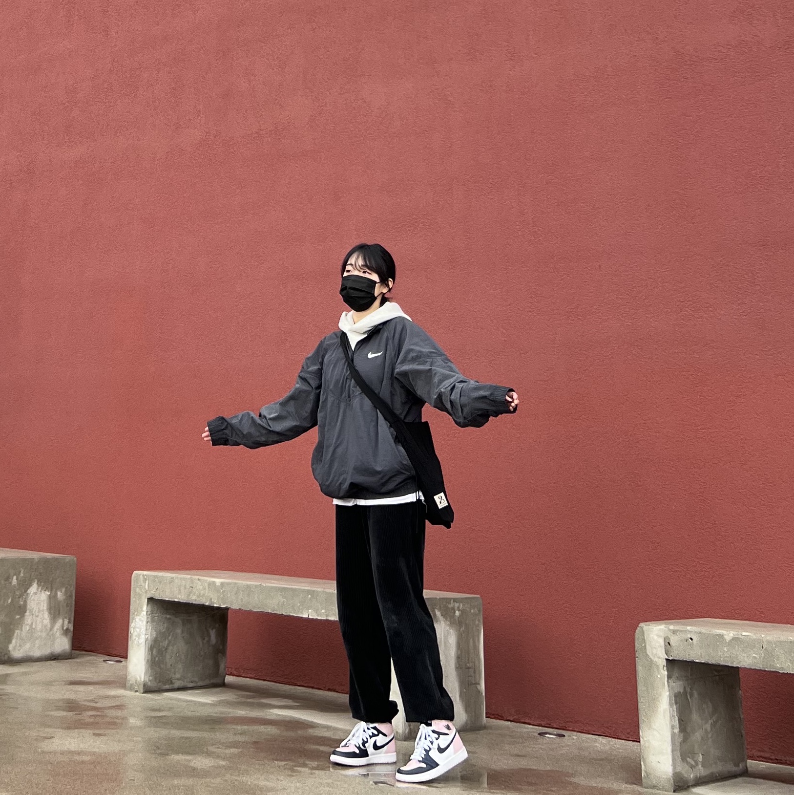 Nike x Stussy Windrunner Jacket Off Noir, (W) Jordan 1 Retro High OG Atmosphere 착용 스타일