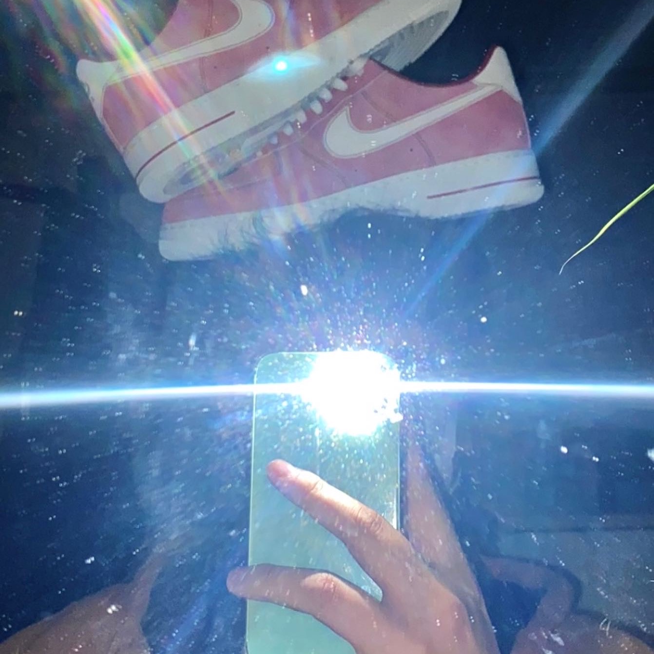 Nike Air Force 1 '07 LV8 Dusty Red 착용 스타일