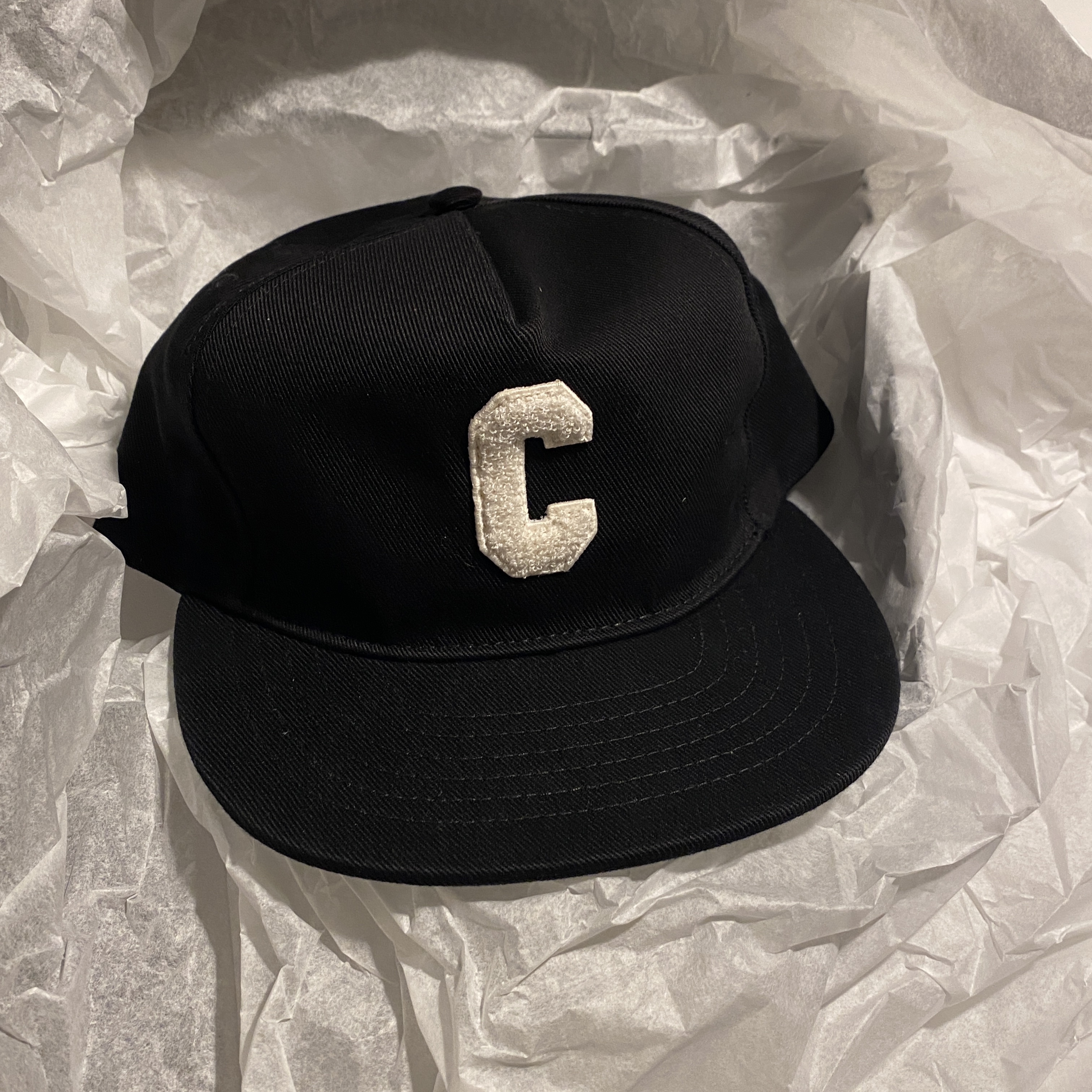 Celine Initial Snapback Cap in Cotton Black 착용 스타일