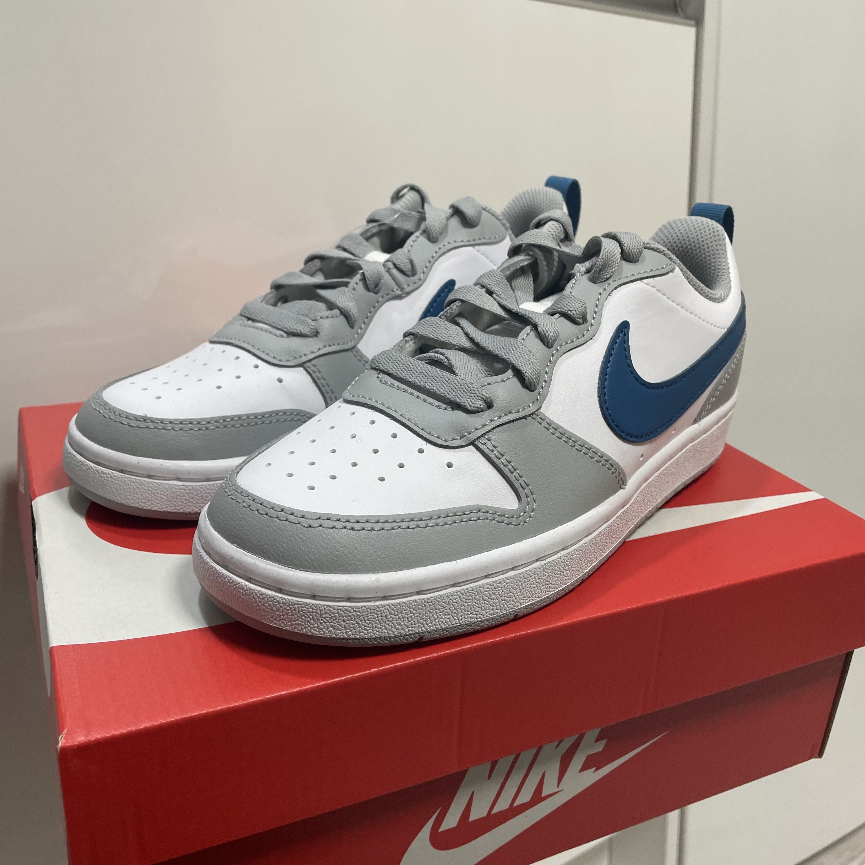 (GS) Nike Court Borough Low 2 Light Smoke Grey 착용 스타일 - 2