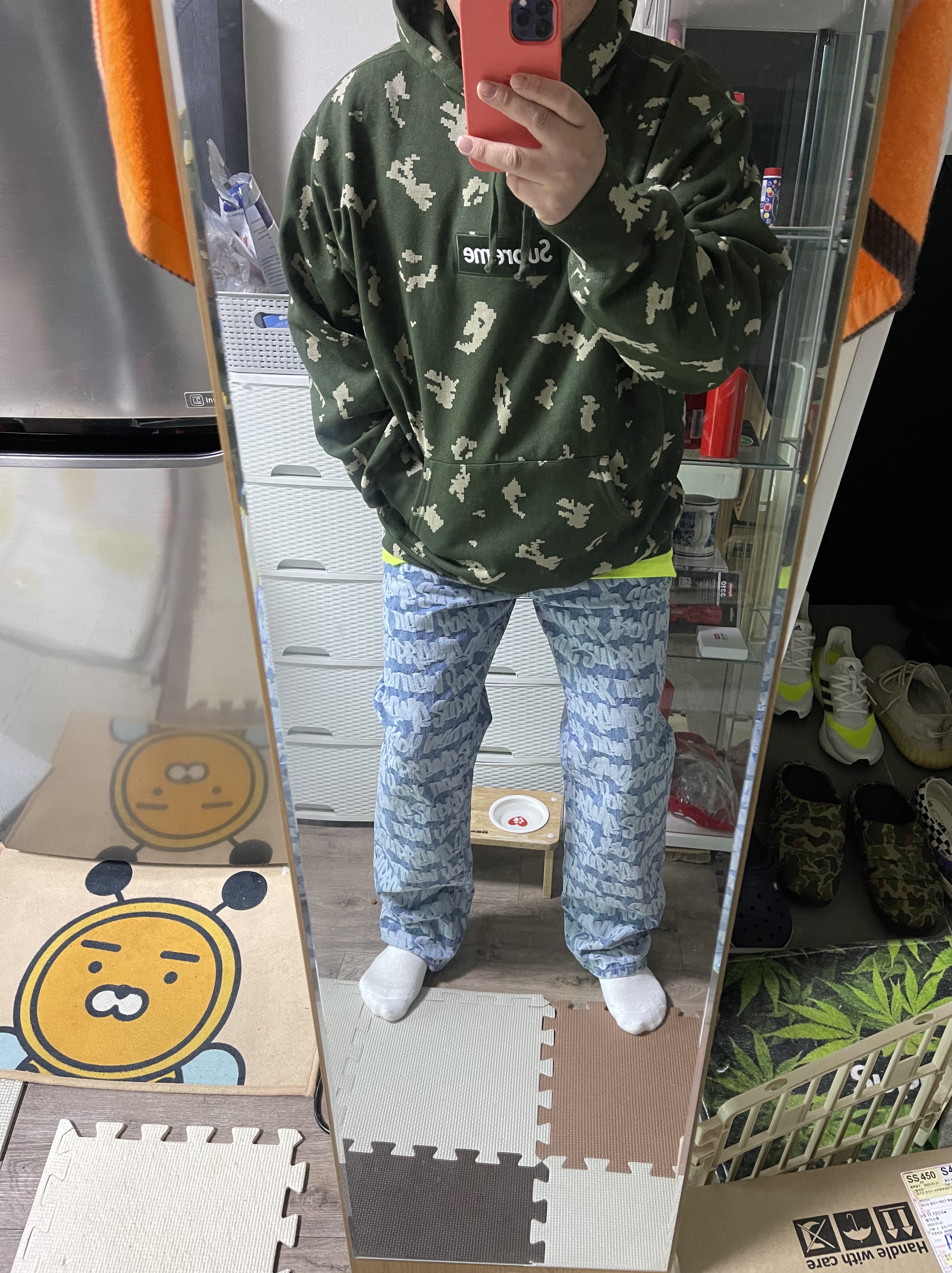 Supreme Fat Tip Jacquard Regular Jean Blue - 22SS, Supreme Box Logo Hooded Sweatshirt Olive Russian Camo - 21FW 착용 스타일 - 1