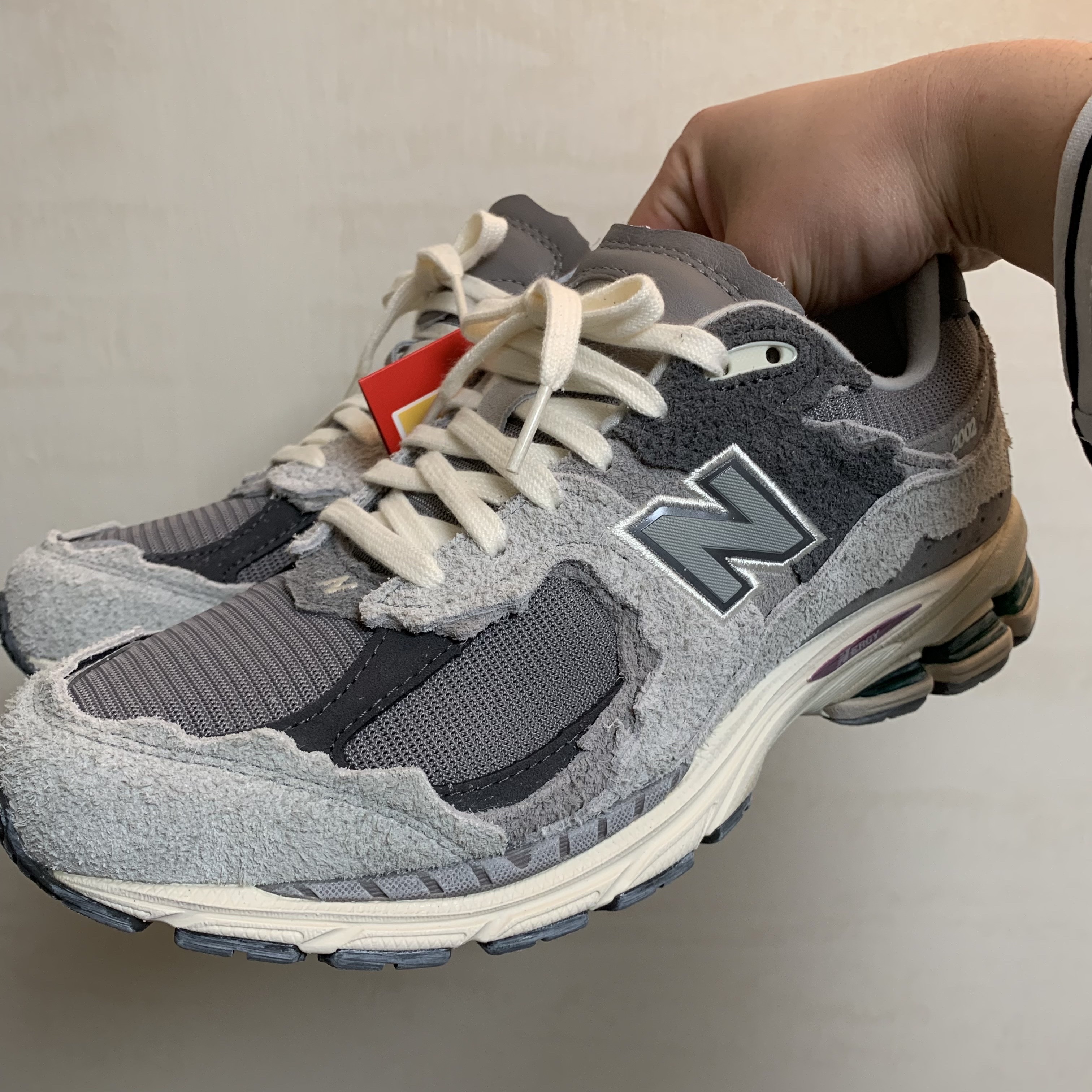 New Balance 2002R Protection Pack Rain Cloud 착용 스타일 - 1