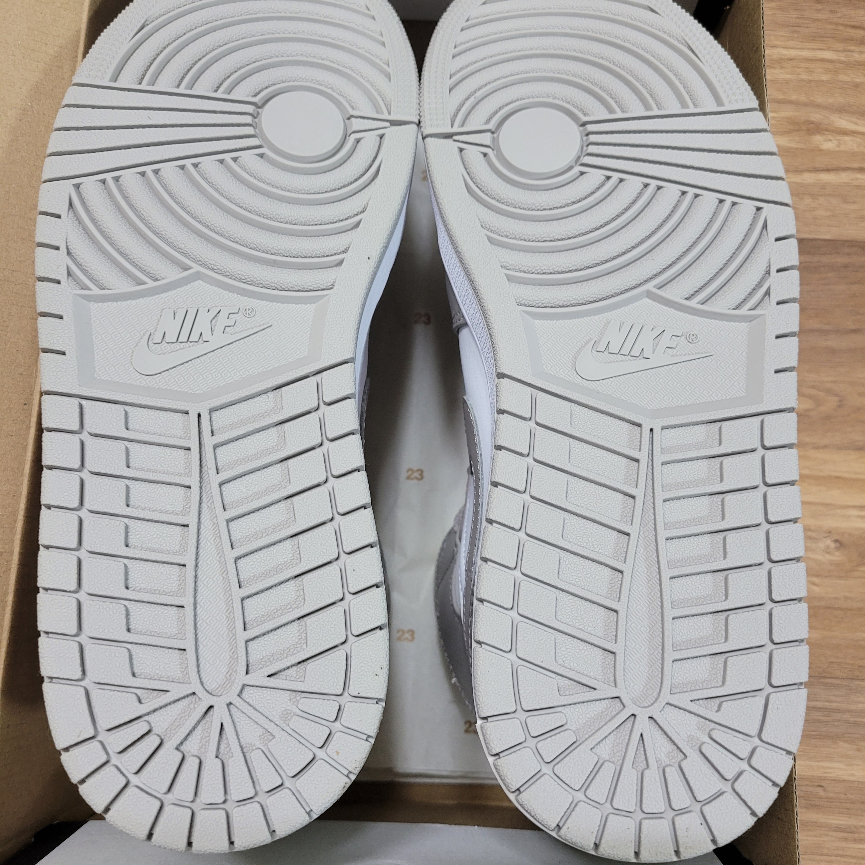 Jordan 1 Mid College Grey 착용 스타일 - 3