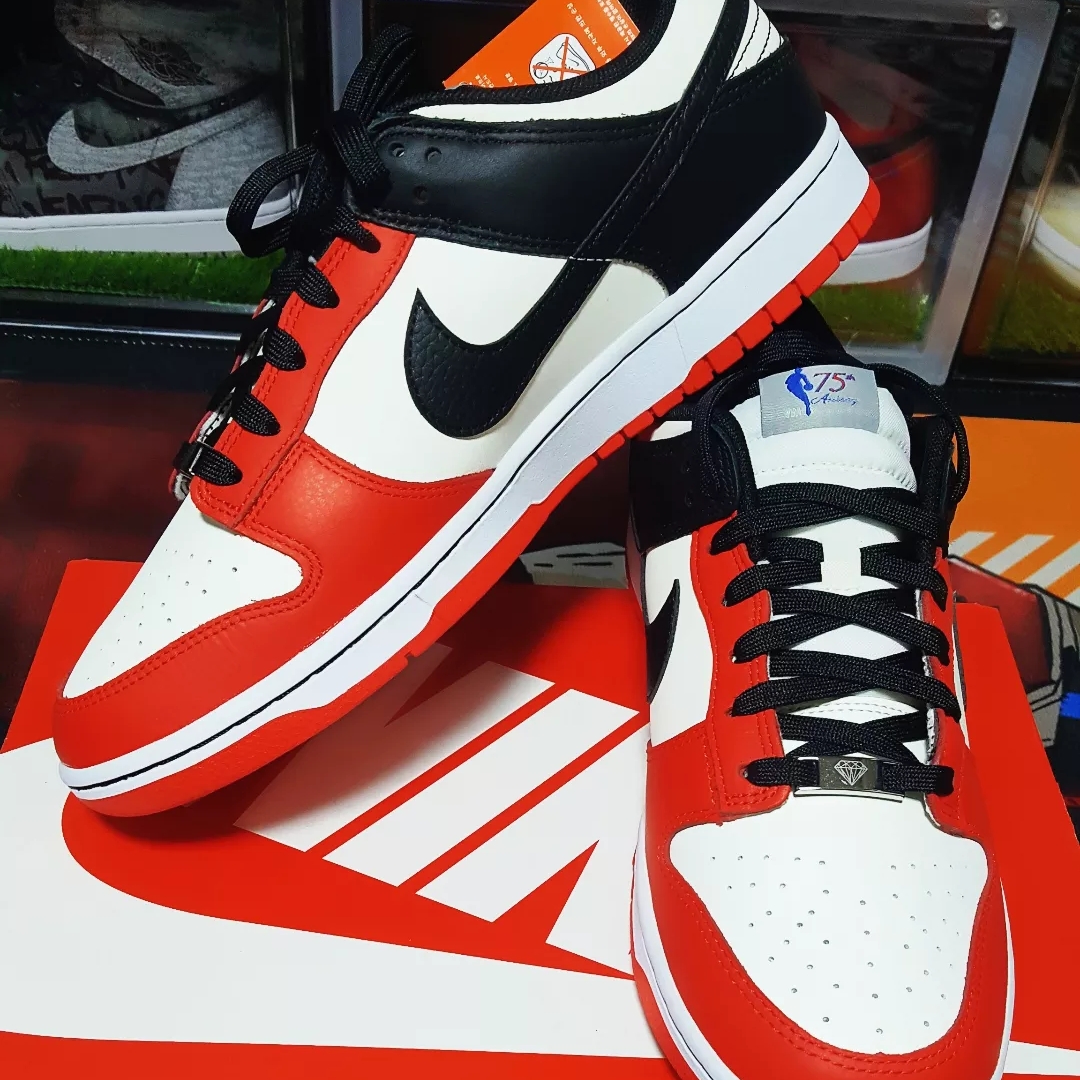 Nike x NBA Dunk Low Retro EMB Black and Chile Red 착용 스타일 - 1