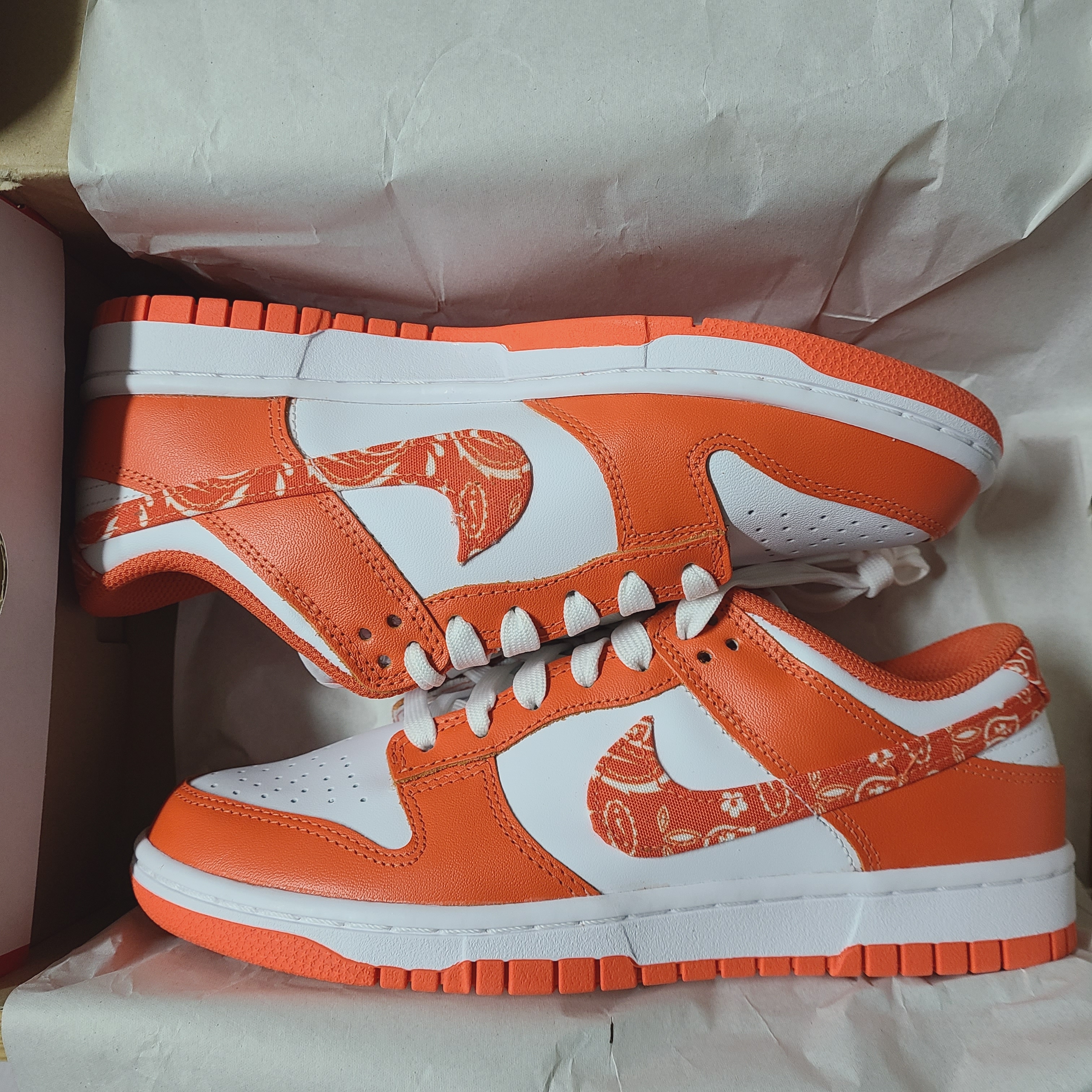 (W) Nike Dunk Low Essential Orange Paisley 착용 스타일 - 5