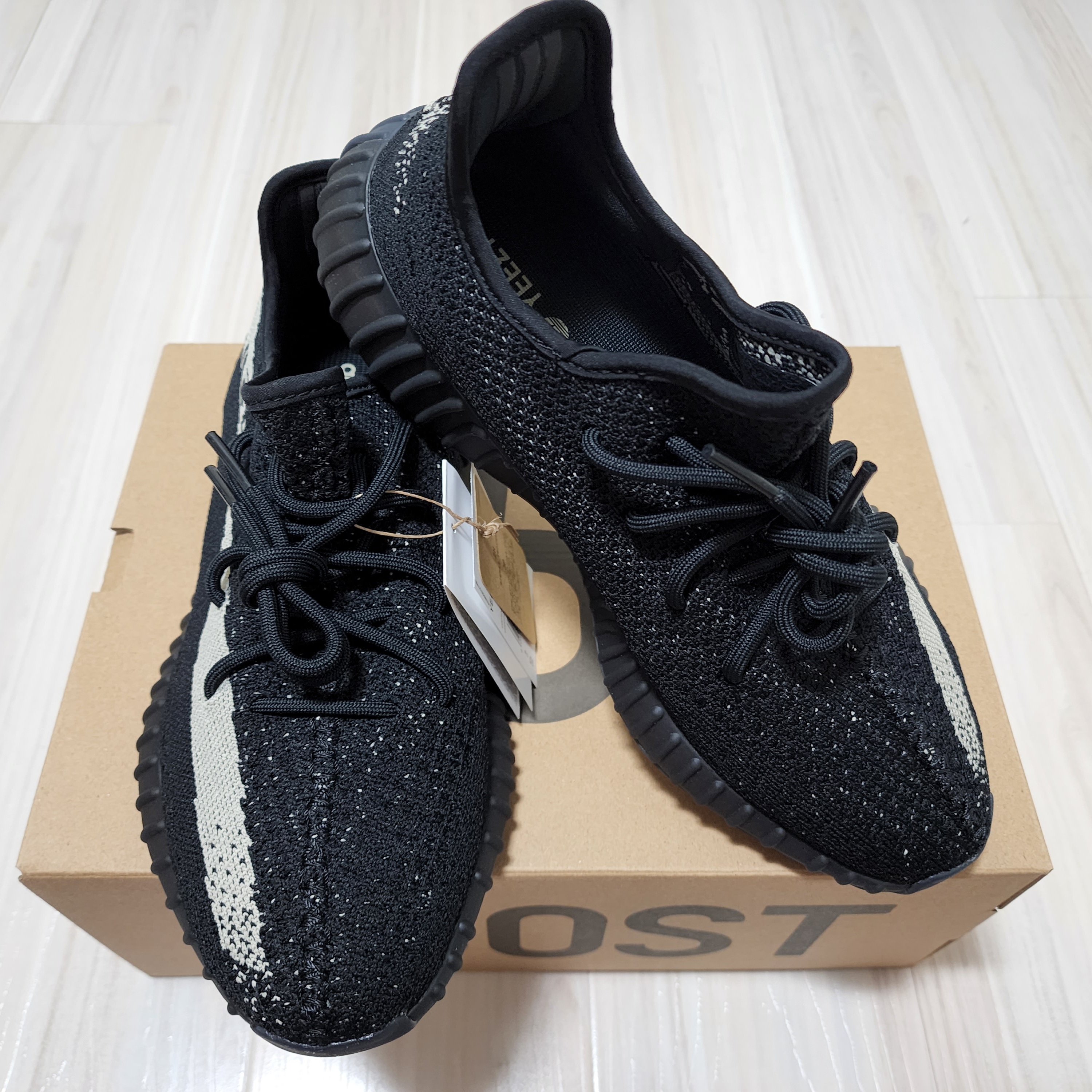 Adidas Yeezy Boost 350 V2 Core Black White 2022 착용 스타일