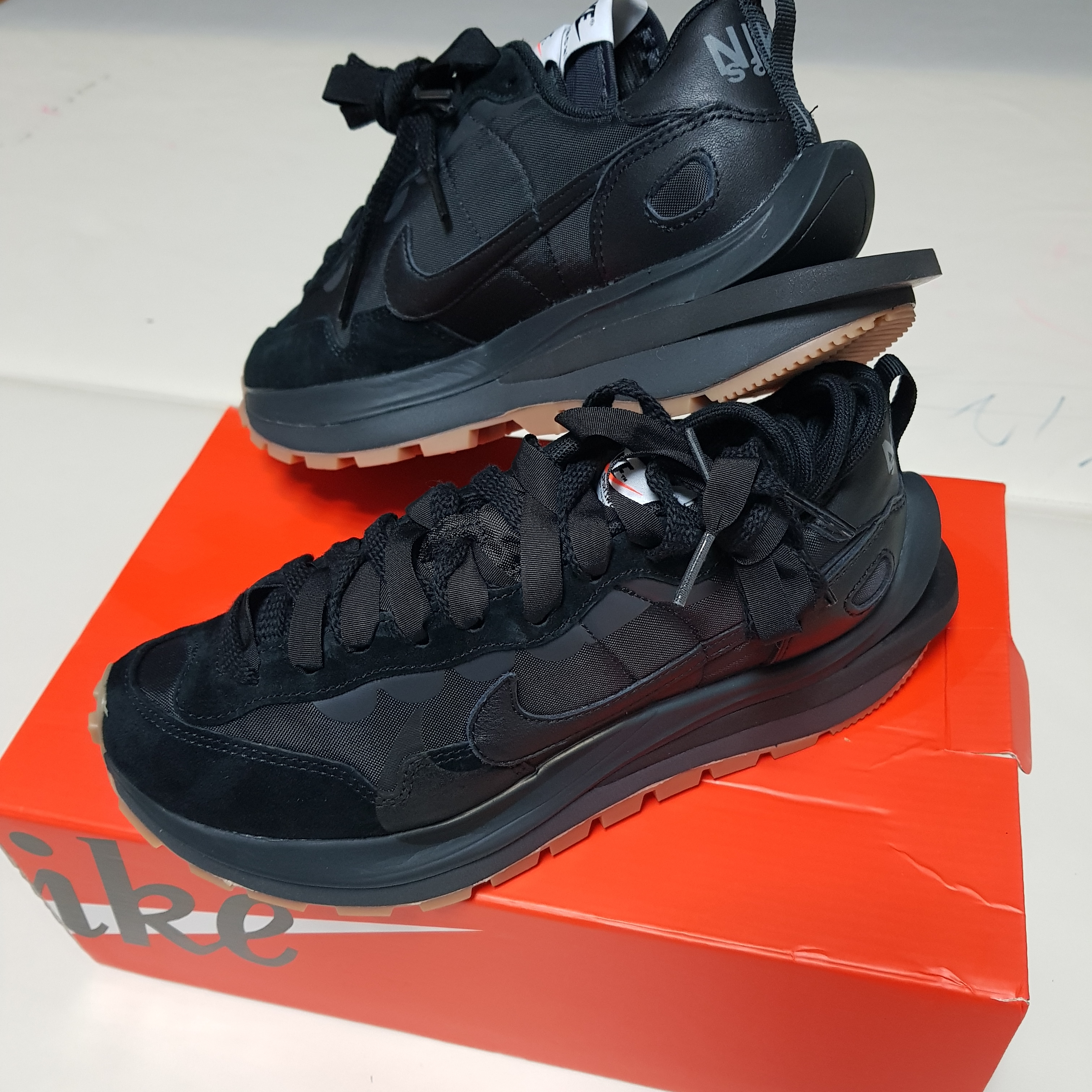 Nike x Sacai VaporWaffle Black and Gum 착용 스타일 - 3