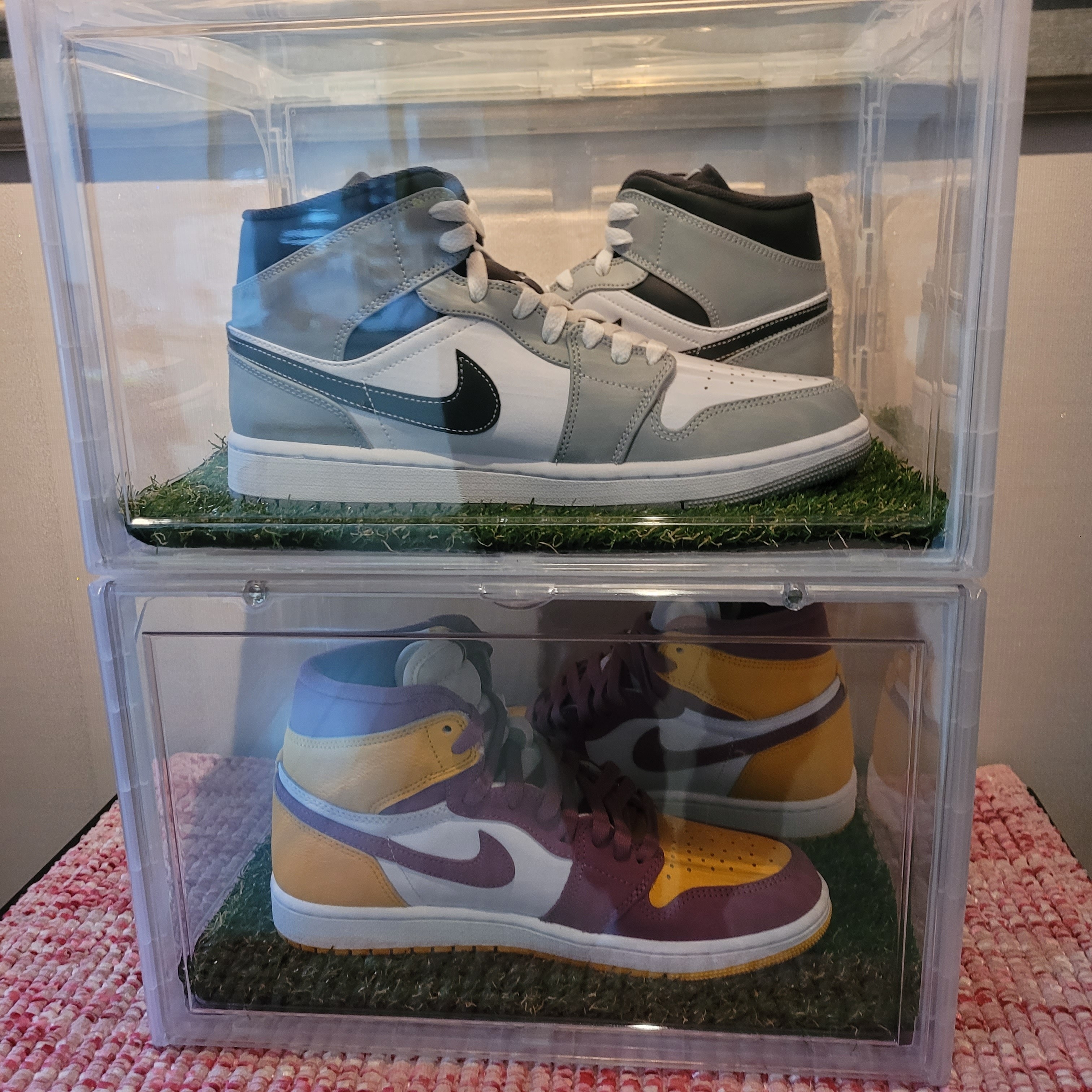 Jordan 1 Retro High OG University Gold Light Bordeaux 착용 스타일
