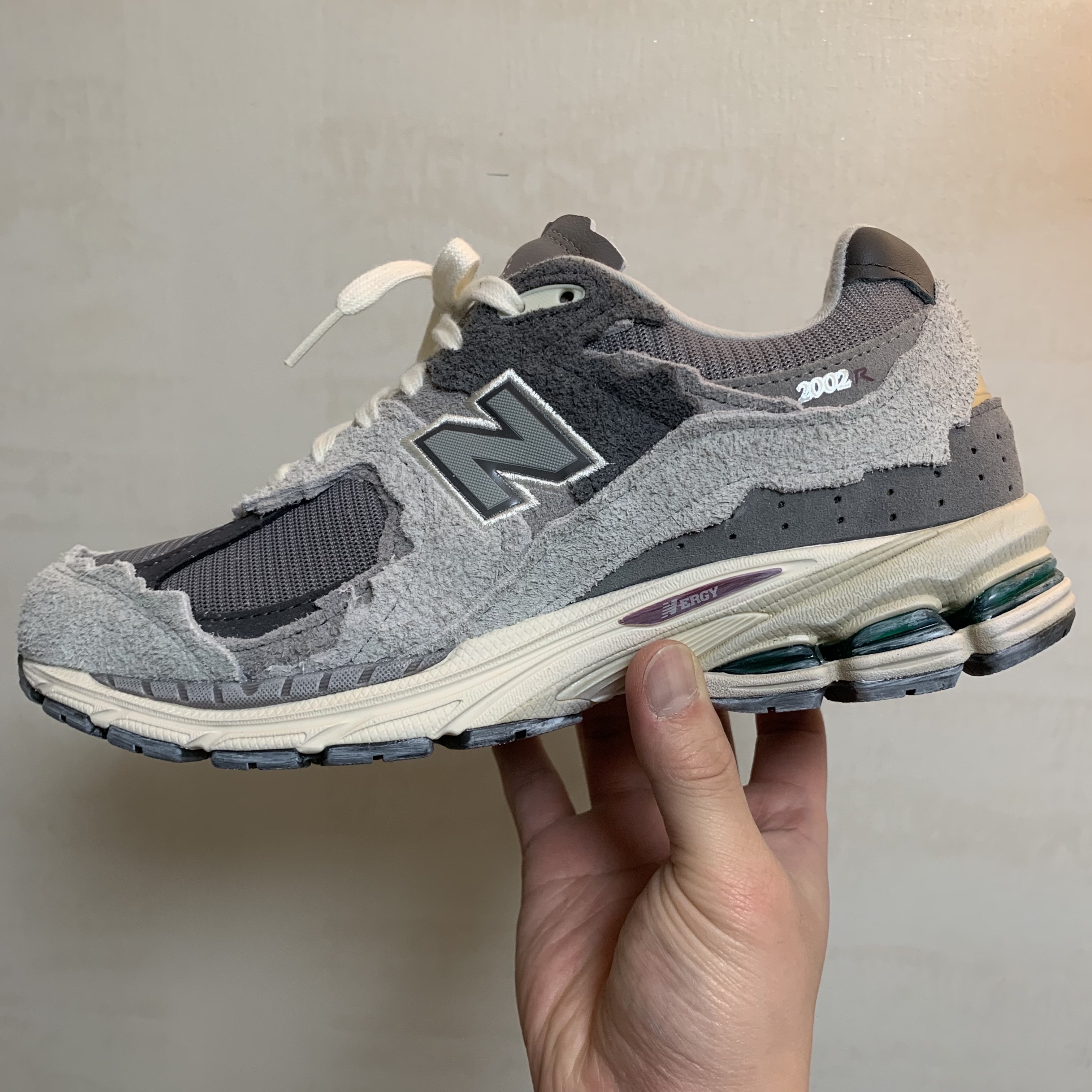 New Balance 2002R Protection Pack Rain Cloud 착용 스타일 - 2
