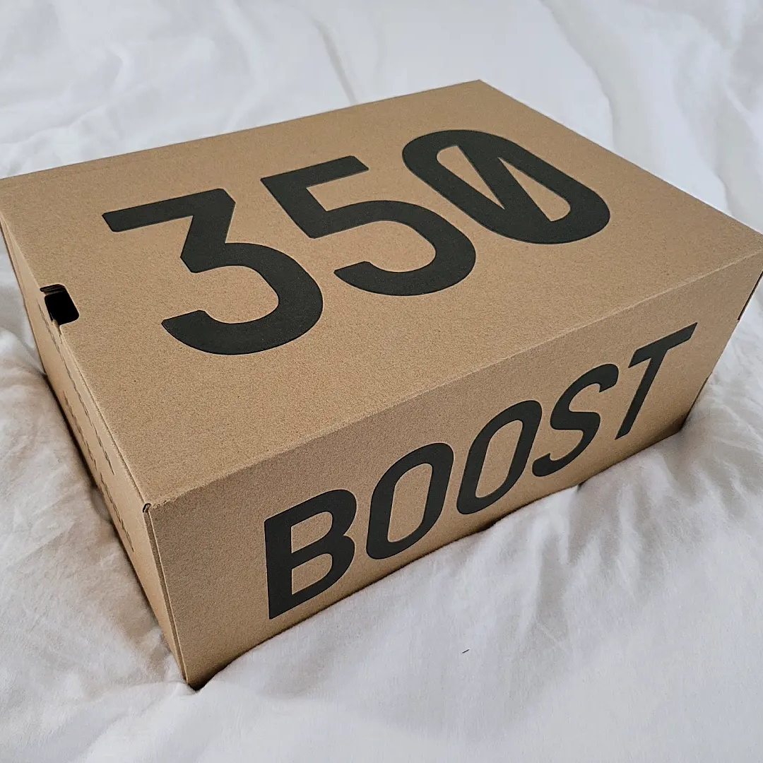 Adidas Yeezy Boost 350 V2 Dazzling Blue 착용 스타일 - 2