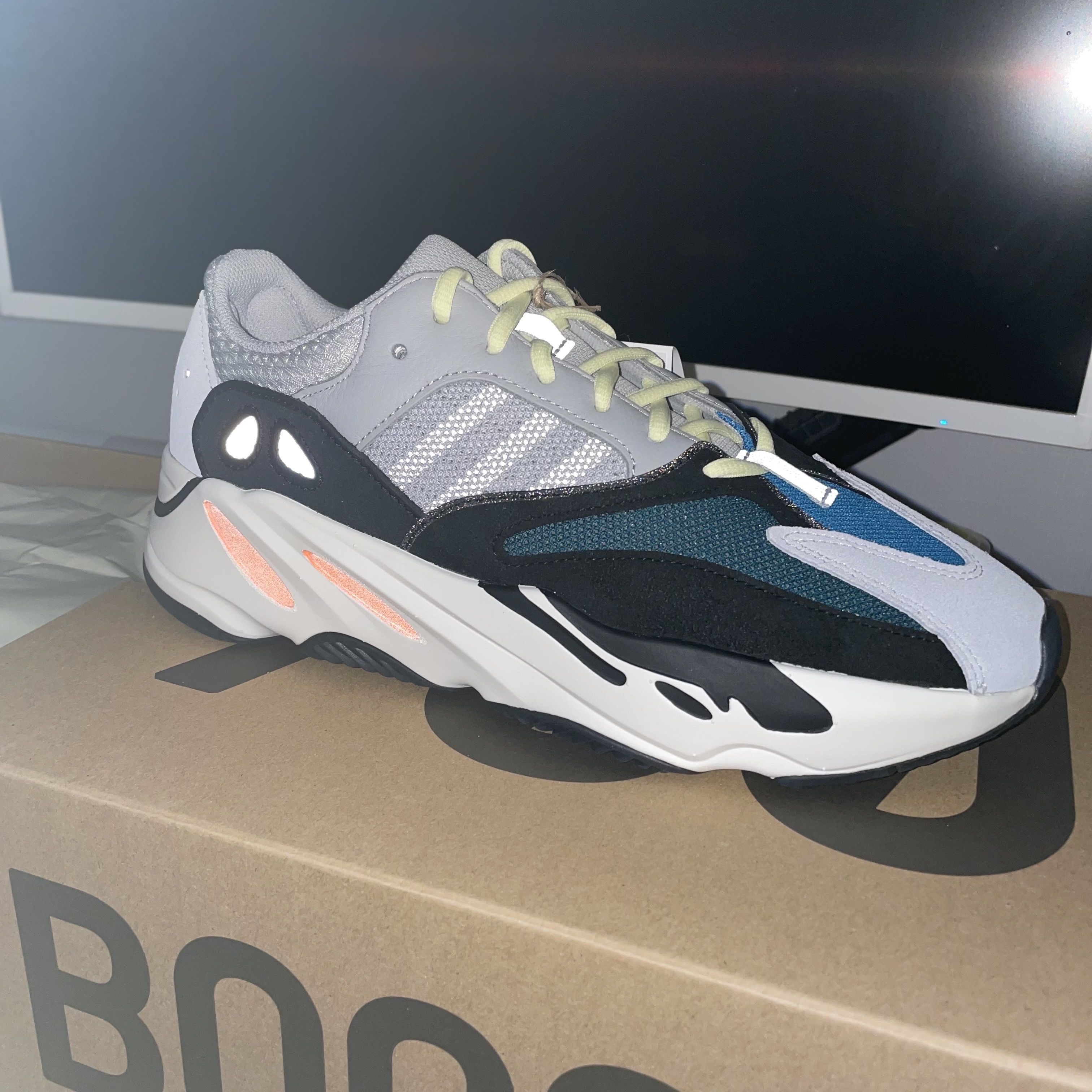 Adidas Yeezy Boost 700 Wave Runner Solid Grey 2021/2022 착용 스타일 - 1