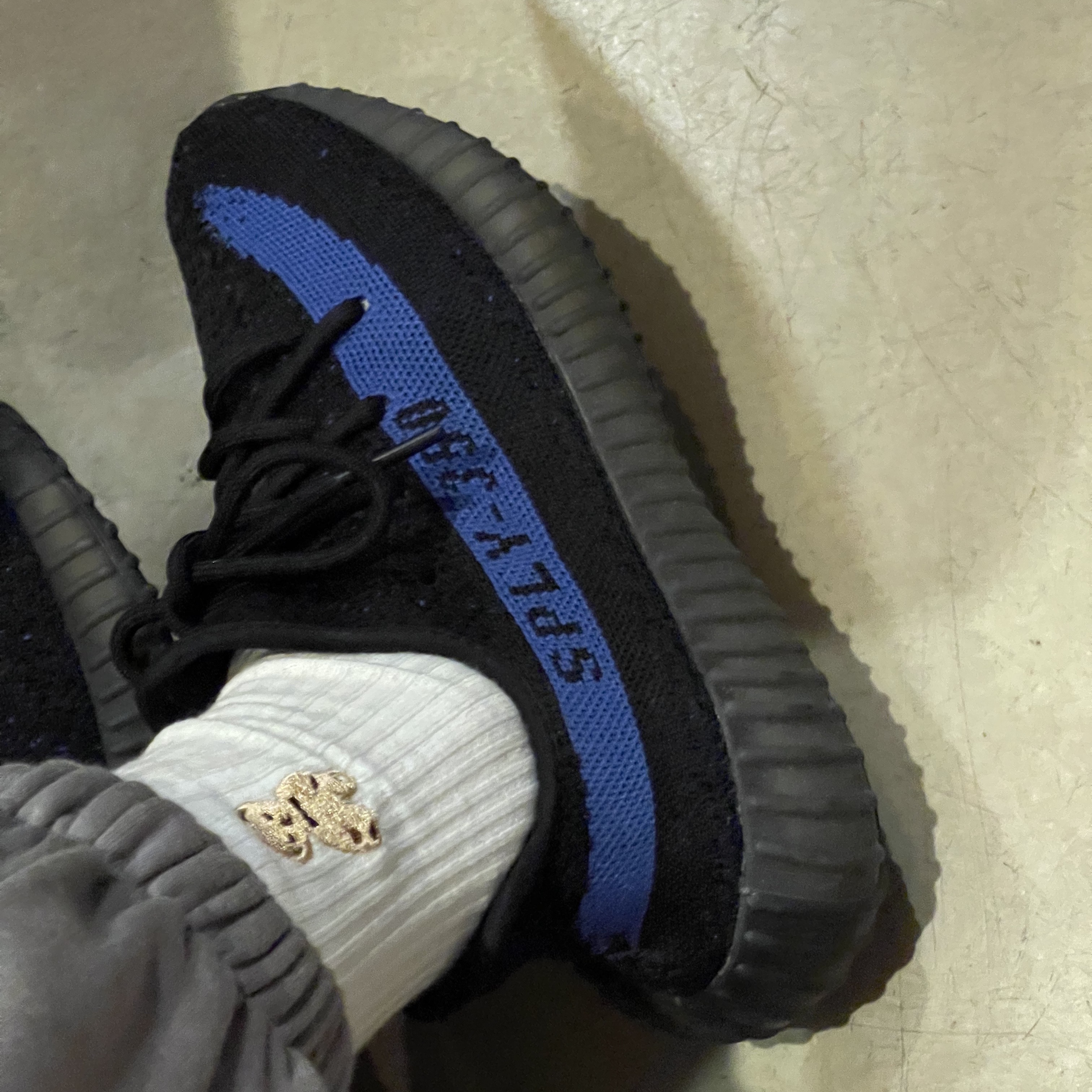 Adidas Yeezy Boost 350 V2 Dazzling Blue 착용 스타일