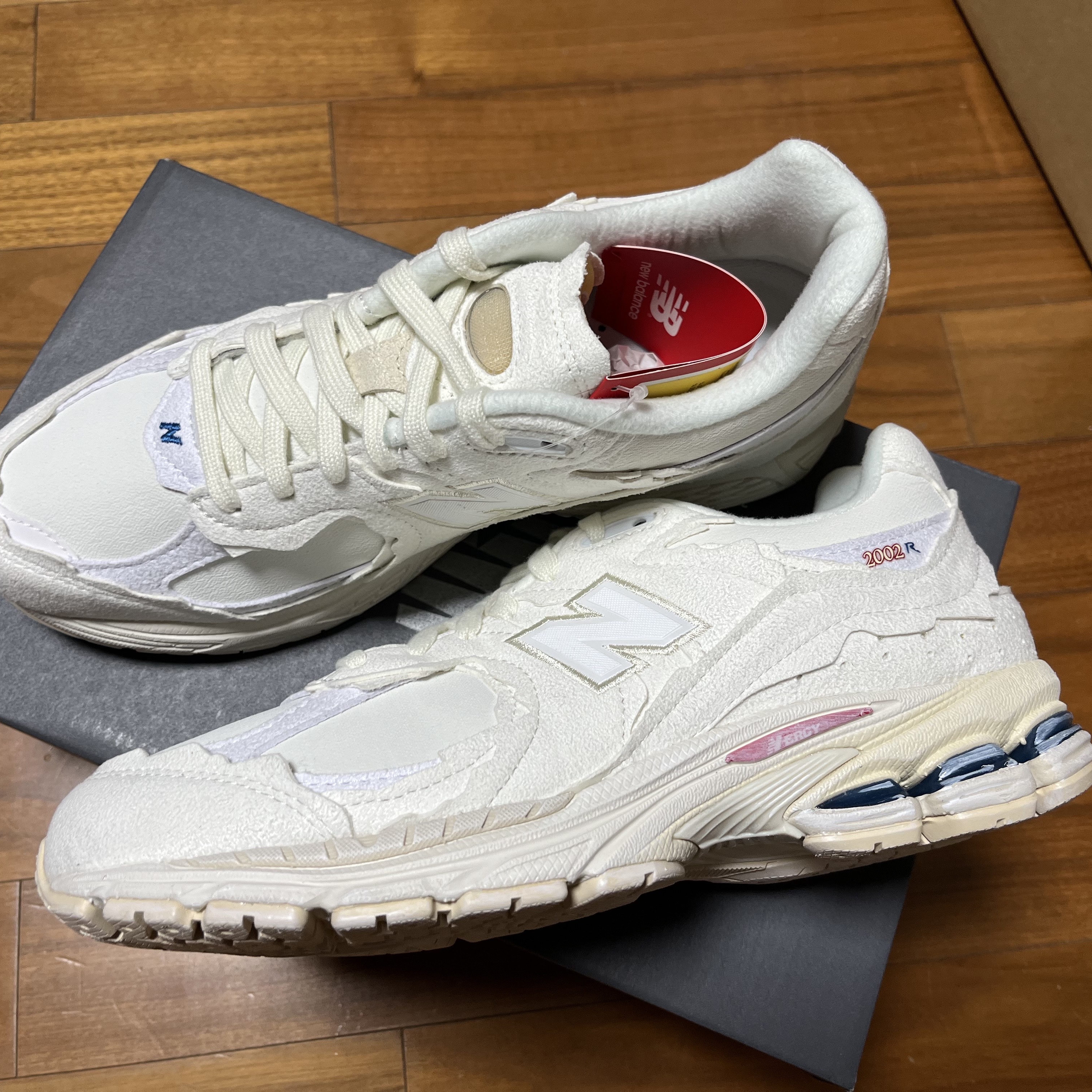 New Balance 2002R Protection Pack Sea Salt 착용 스타일 - 2