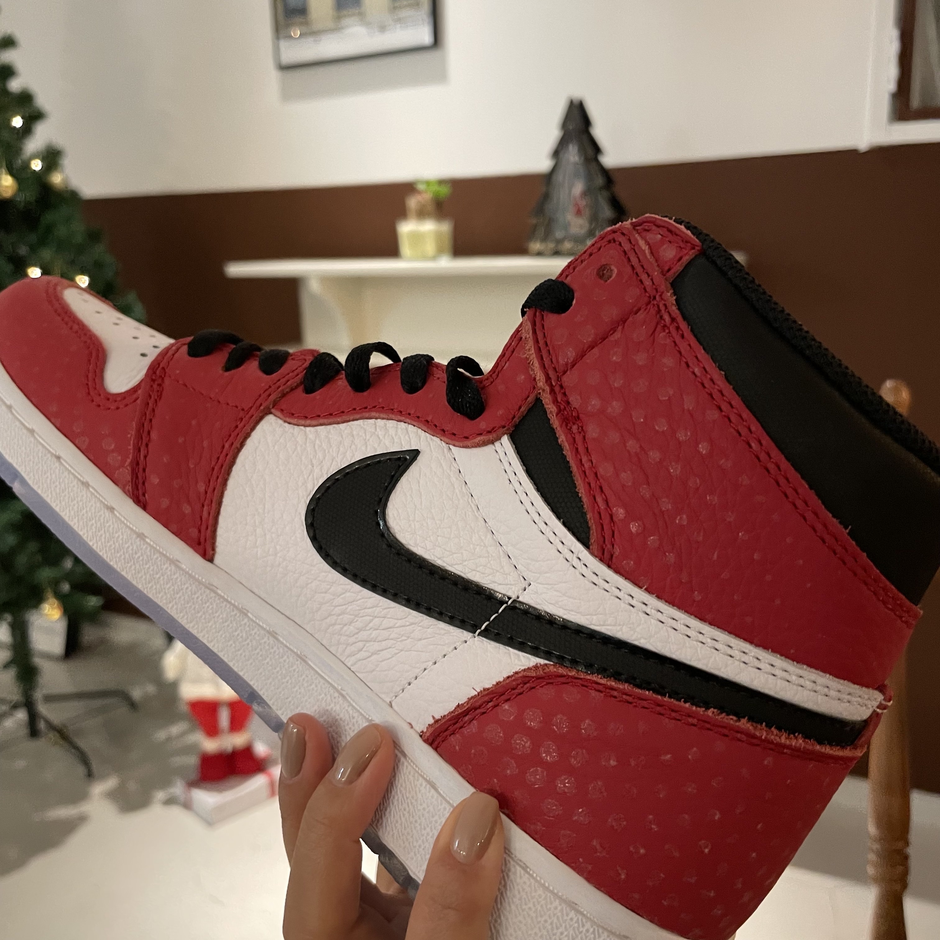 Jordan 1 Retro High Spider-Man Origin Story 착용 스타일 - 2