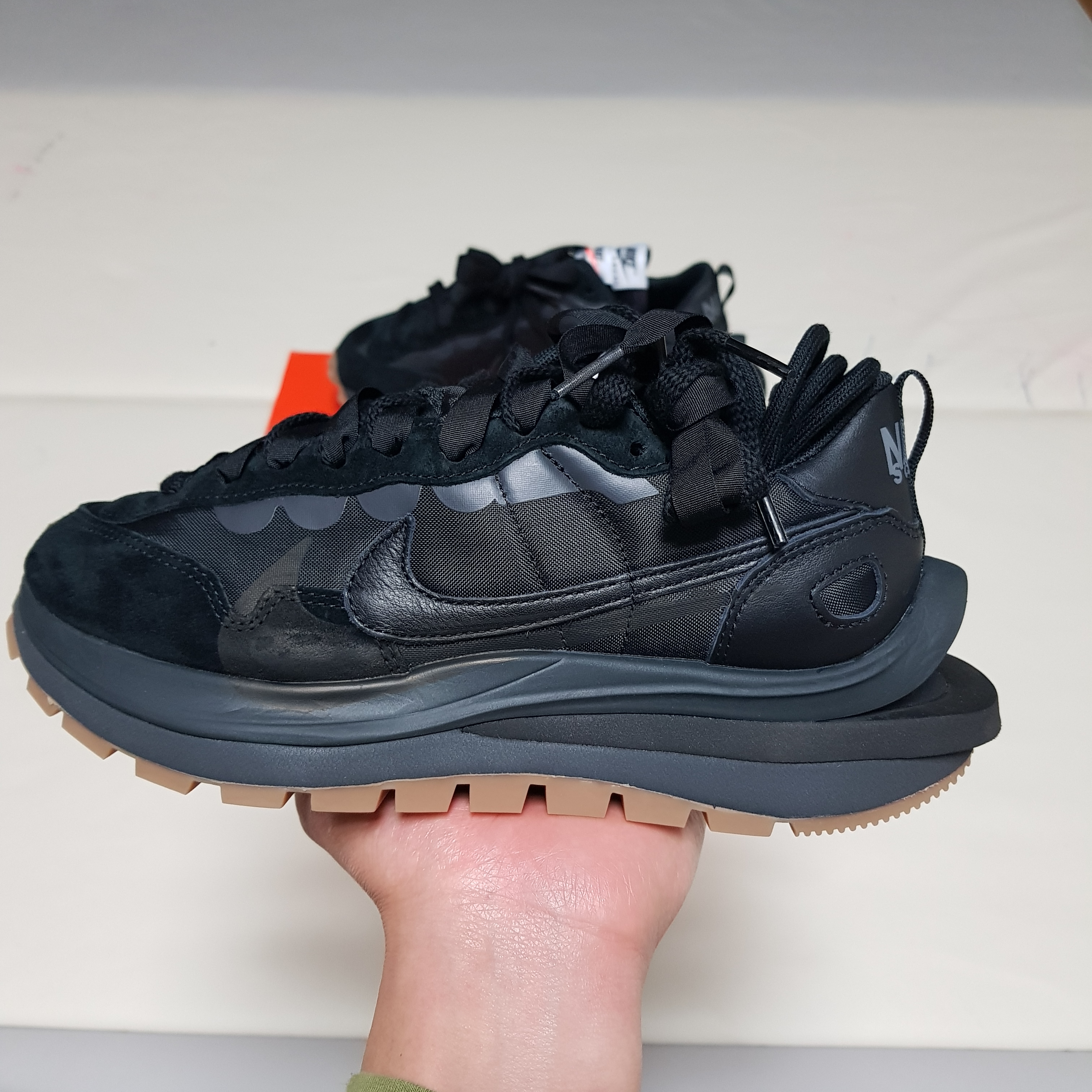 Nike x Sacai VaporWaffle Black and Gum 착용 스타일 - 2