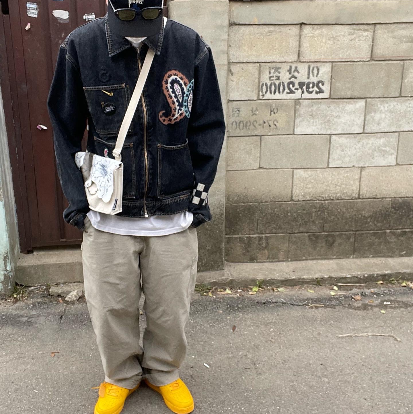 Nike x Off-White Air Force 1 '07 University Gold, Stussy x Noma t.d. Denim Zip Work Jacket Washed Black 착용 스타일 - 2