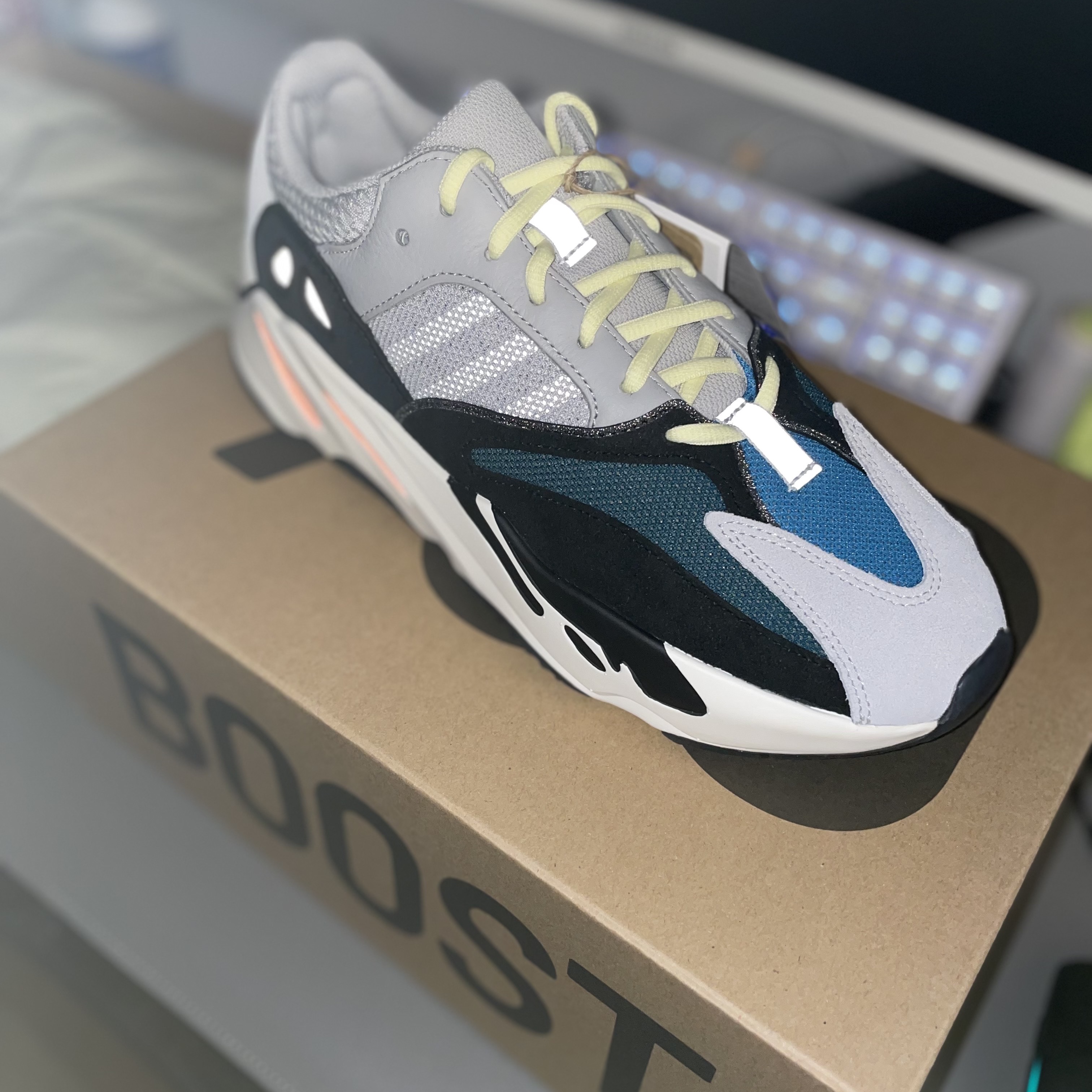 Adidas Yeezy Boost 700 Wave Runner Solid Grey 2021/2022 착용 스타일 - 2