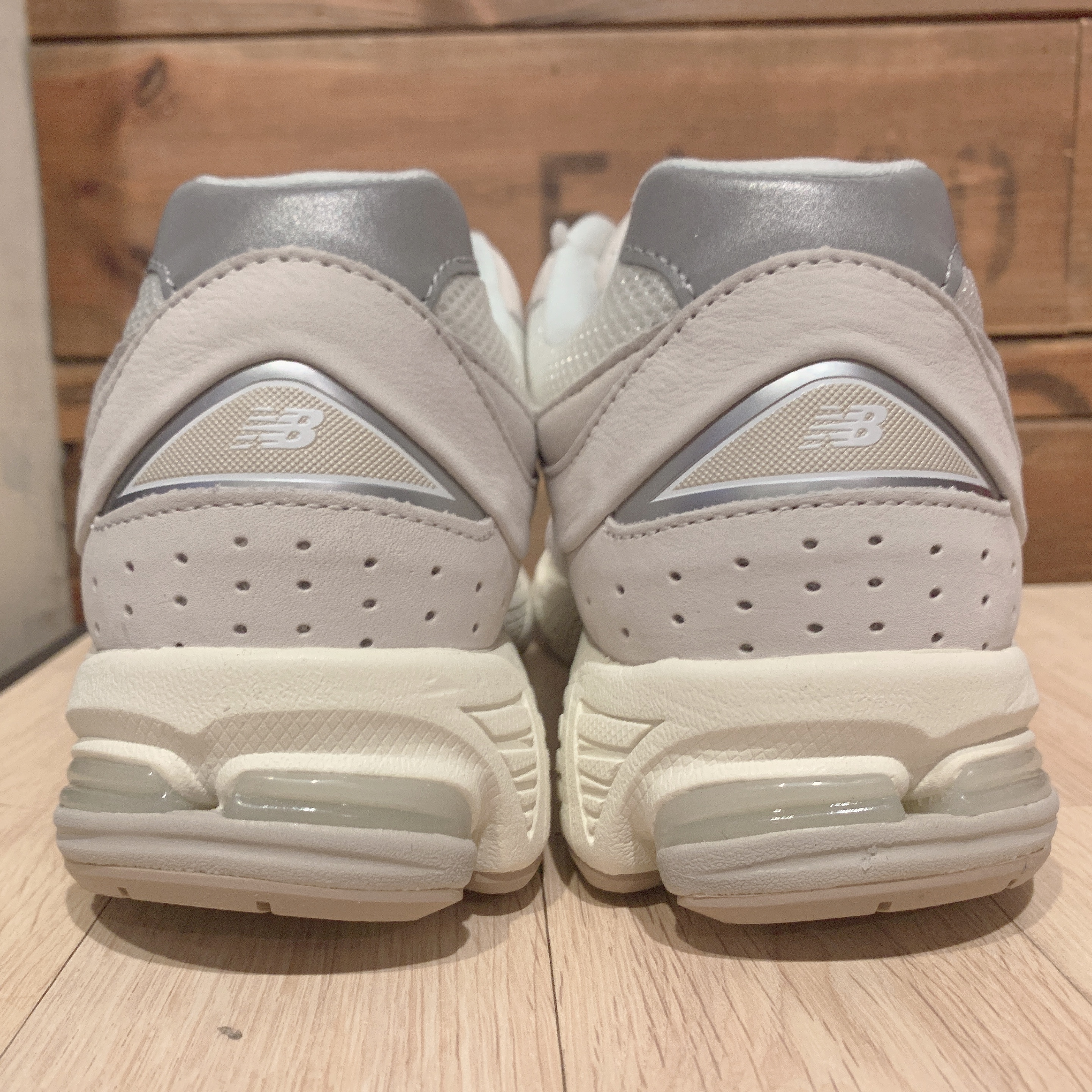 New Balance 2002R White Ivory 착용 스타일 - 2