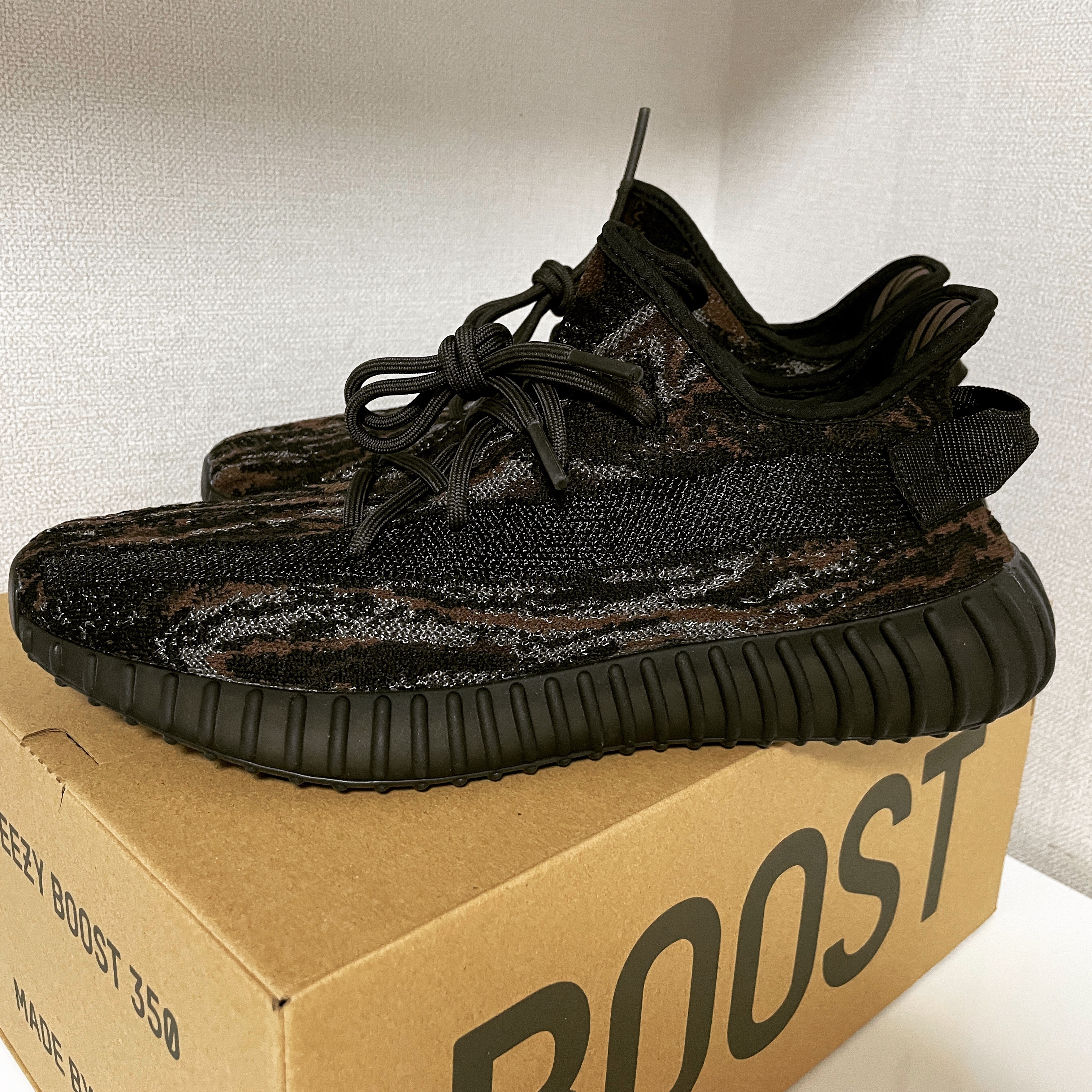 Adidas Yeezy Boost 350 V2 MX Rock 착용 스타일
