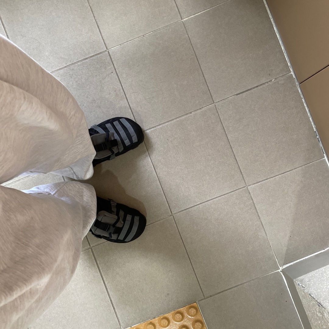 Crocs x Beams Classic All Terrain MA-1 Jacket Clog Black 착용 스타일 - 2
