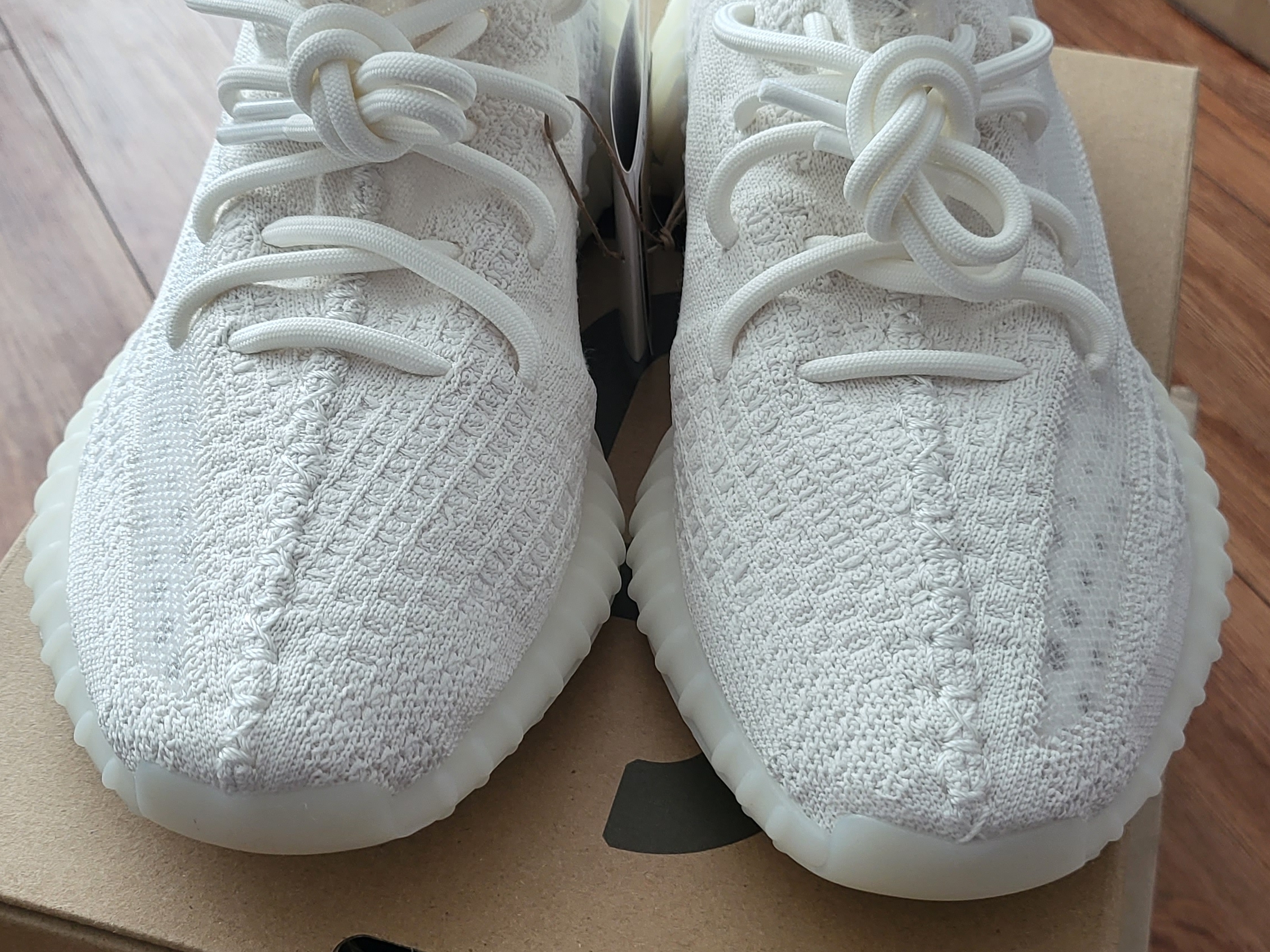 Adidas Yeezy Boost 350 V2 Bone 착용 스타일 - 1