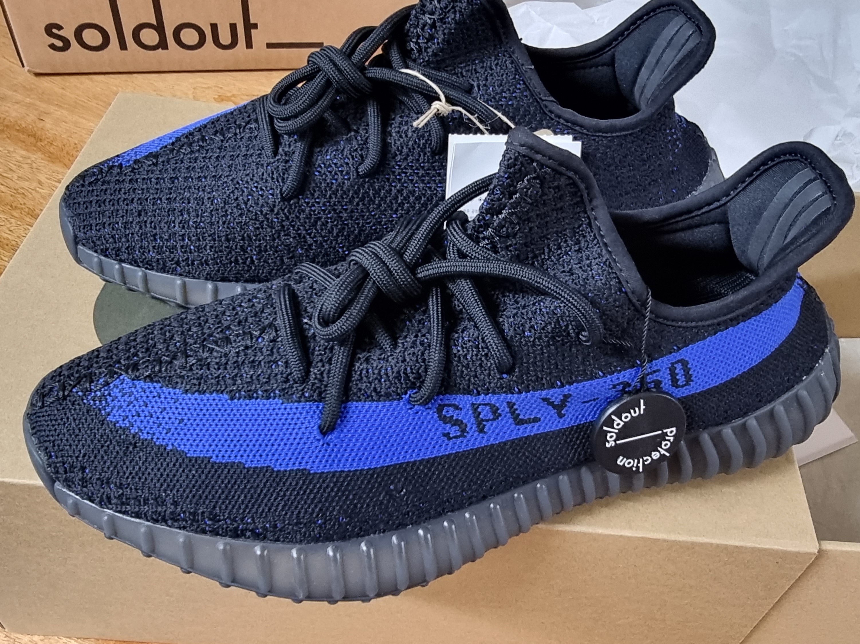 Adidas Yeezy Boost 350 V2 Dazzling Blue 착용 스타일