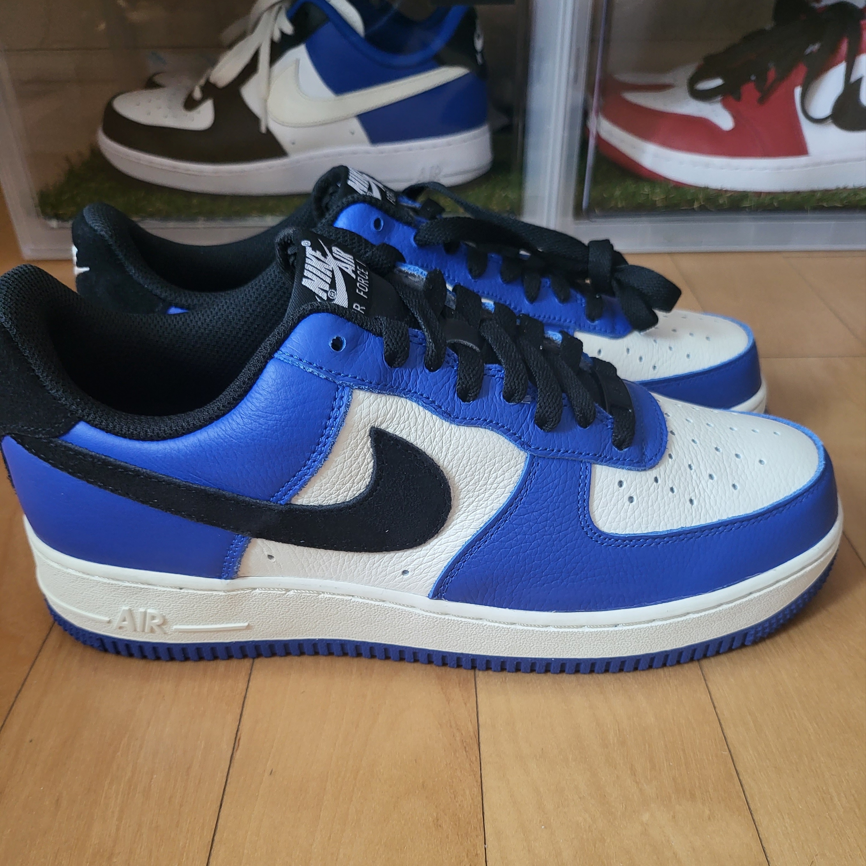 Jordan 1 Retro High Game Royal, Nike Air Force 1 '07 Low White 착용 스타일 - 1