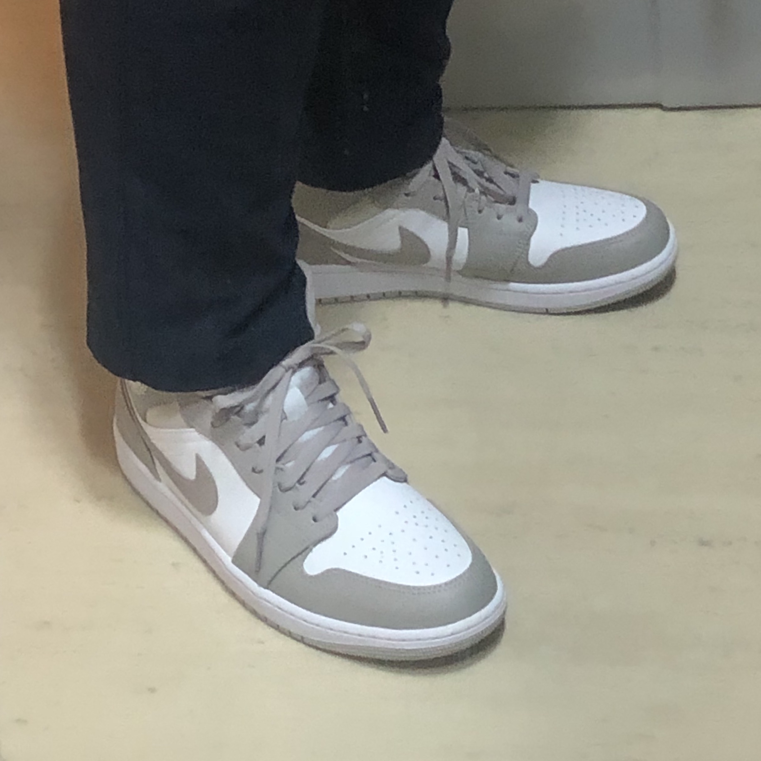 Jordan 1 Mid College Grey 착용 스타일